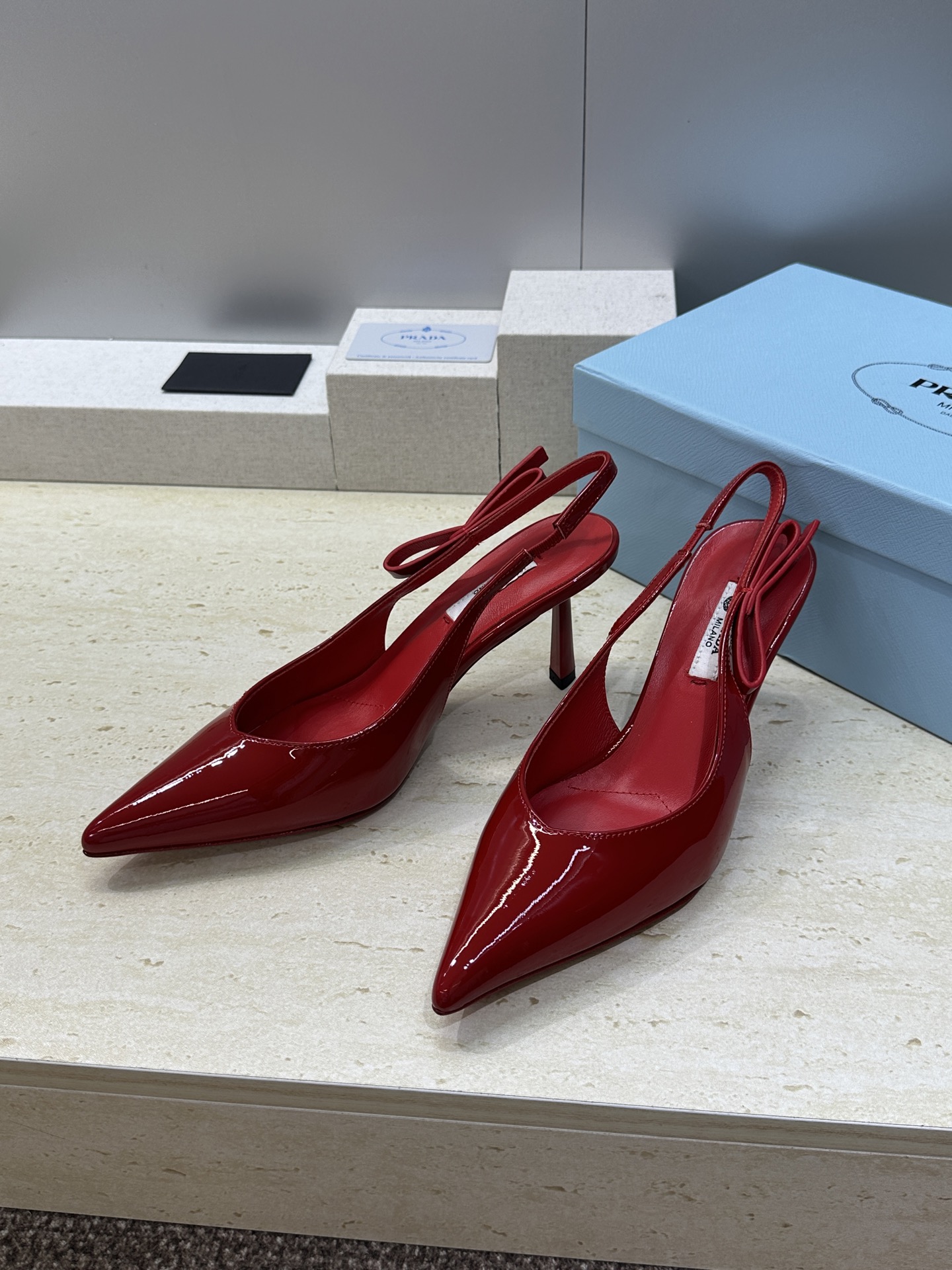 Prada 2026春夏走秀新款高跟尖头后空女鞋 普拉达字母logo扣果冻色低跟蝴蝶结拼色凉鞋 材质:鞋 Prada 2026春夏走秀新款高跟尖头后空女鞋 普拉达字母logo扣果冻色低跟蝴蝶结拼色凉鞋 材质:鞋