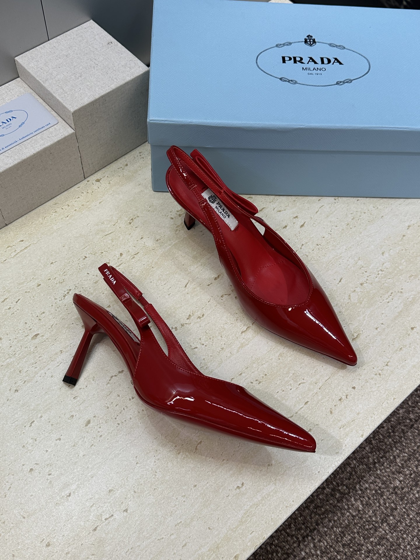 Prada 2026春夏走秀新款高跟尖头后空女鞋 普拉达字母logo扣果冻色低跟蝴蝶结拼色凉鞋 材质:鞋 Prada 2026春夏走秀新款高跟尖头后空女鞋 普拉达字母logo扣果冻色低跟蝴蝶结拼色凉鞋 材质:鞋
