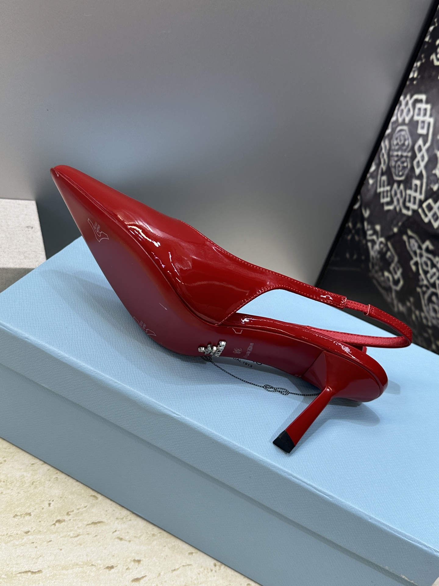 Prada 2026春夏走秀新款高跟尖头后空女鞋 普拉达字母logo扣果冻色低跟蝴蝶结拼色凉鞋 材质:鞋 Prada 2026春夏走秀新款高跟尖头后空女鞋 普拉达字母logo扣果冻色低跟蝴蝶结拼色凉鞋 材质:鞋