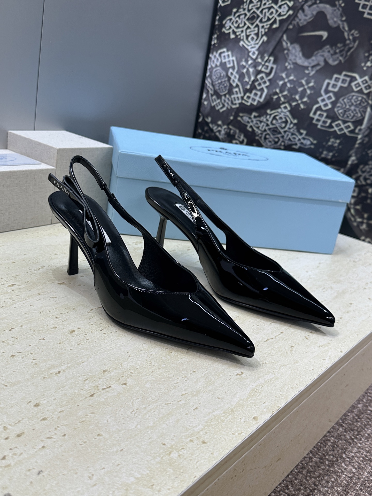 Prada 2026春夏走秀新款高跟尖头后空女鞋 普拉达字母logo扣果冻色低跟蝴蝶结拼色凉鞋 材质:鞋