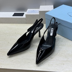 Prada 2026春夏走秀新款高跟尖头后空女鞋 普拉达字母logo扣果冻色低跟蝴蝶结拼色凉鞋 材质:鞋 Prada 2026春夏走秀新款高跟尖头后空女鞋 普拉达字母logo扣果冻色低跟蝴蝶结拼色凉鞋 材质:鞋