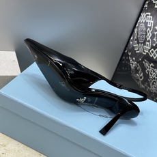 Prada 2026春夏走秀新款高跟尖头后空女鞋 普拉达字母logo扣果冻色低跟蝴蝶结拼色凉鞋 材质:鞋 Prada 2026春夏走秀新款高跟尖头后空女鞋 普拉达字母logo扣果冻色低跟蝴蝶结拼色凉鞋 材质:鞋