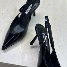 Prada 2026春夏走秀新款高跟尖头后空女鞋 普拉达字母logo扣果冻色低跟蝴蝶结拼色凉鞋 材质:鞋 Prada 2026春夏走秀新款高跟尖头后空女鞋 普拉达字母logo扣果冻色低跟蝴蝶结拼色凉鞋 材质:鞋