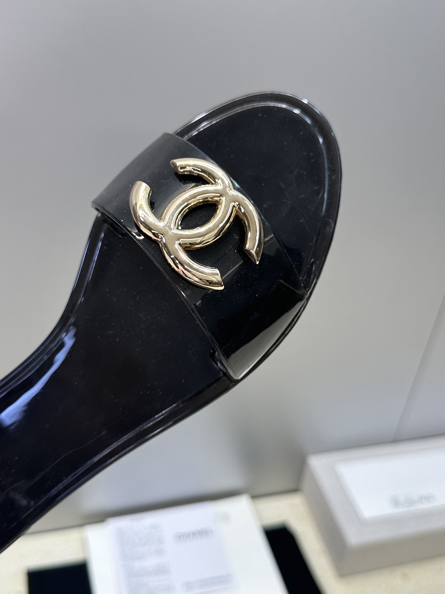 CHANEL 香奈儿 2026春夏平底休闲沙滩女鞋  小香双C字母logo五金扣圆头露趾拼色凉拖鞋Siz