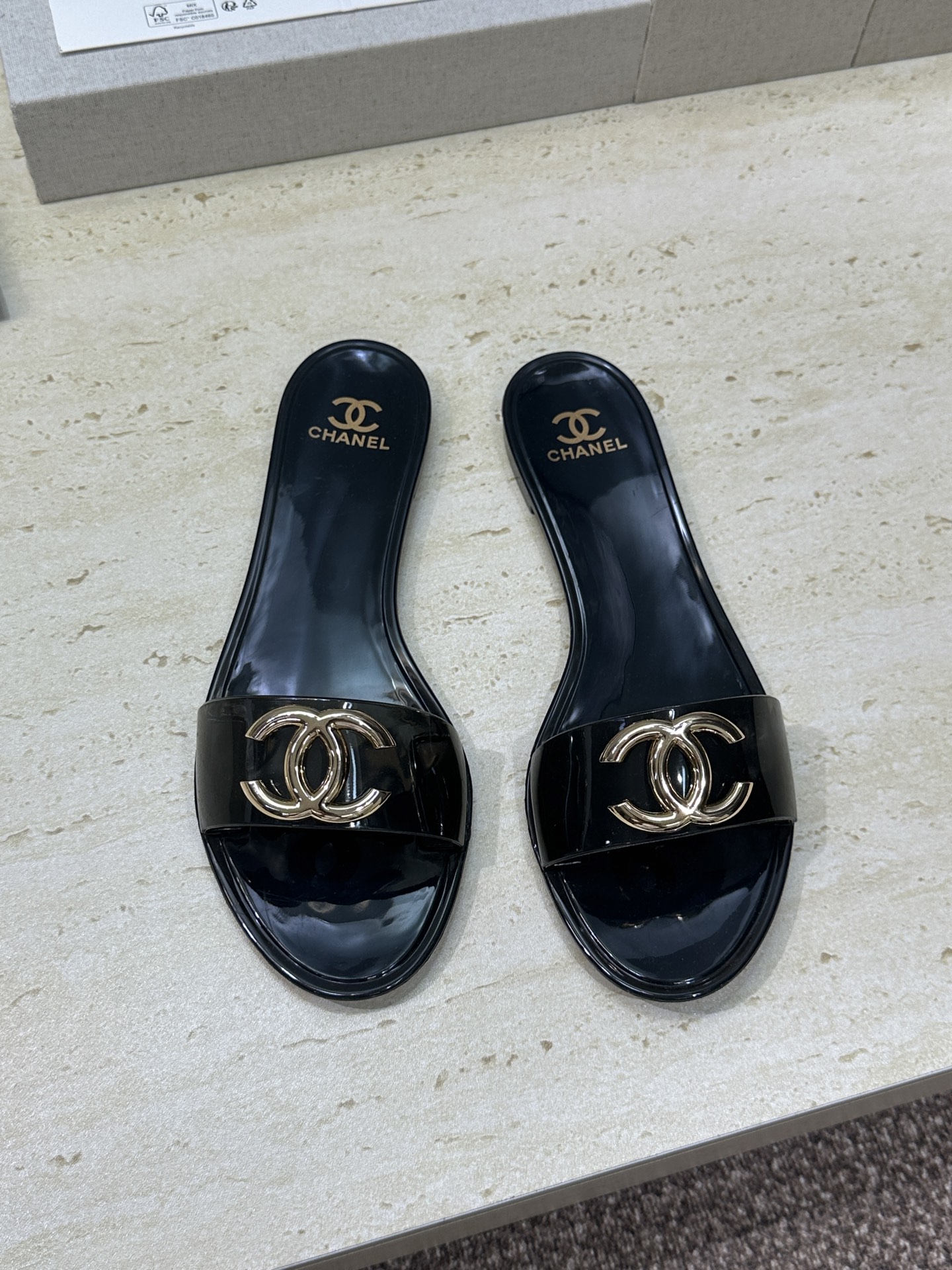 CHANEL 香奈儿 2026春夏平底休闲沙滩女鞋  小香双C字母logo五金扣圆头露趾拼色凉拖鞋Siz