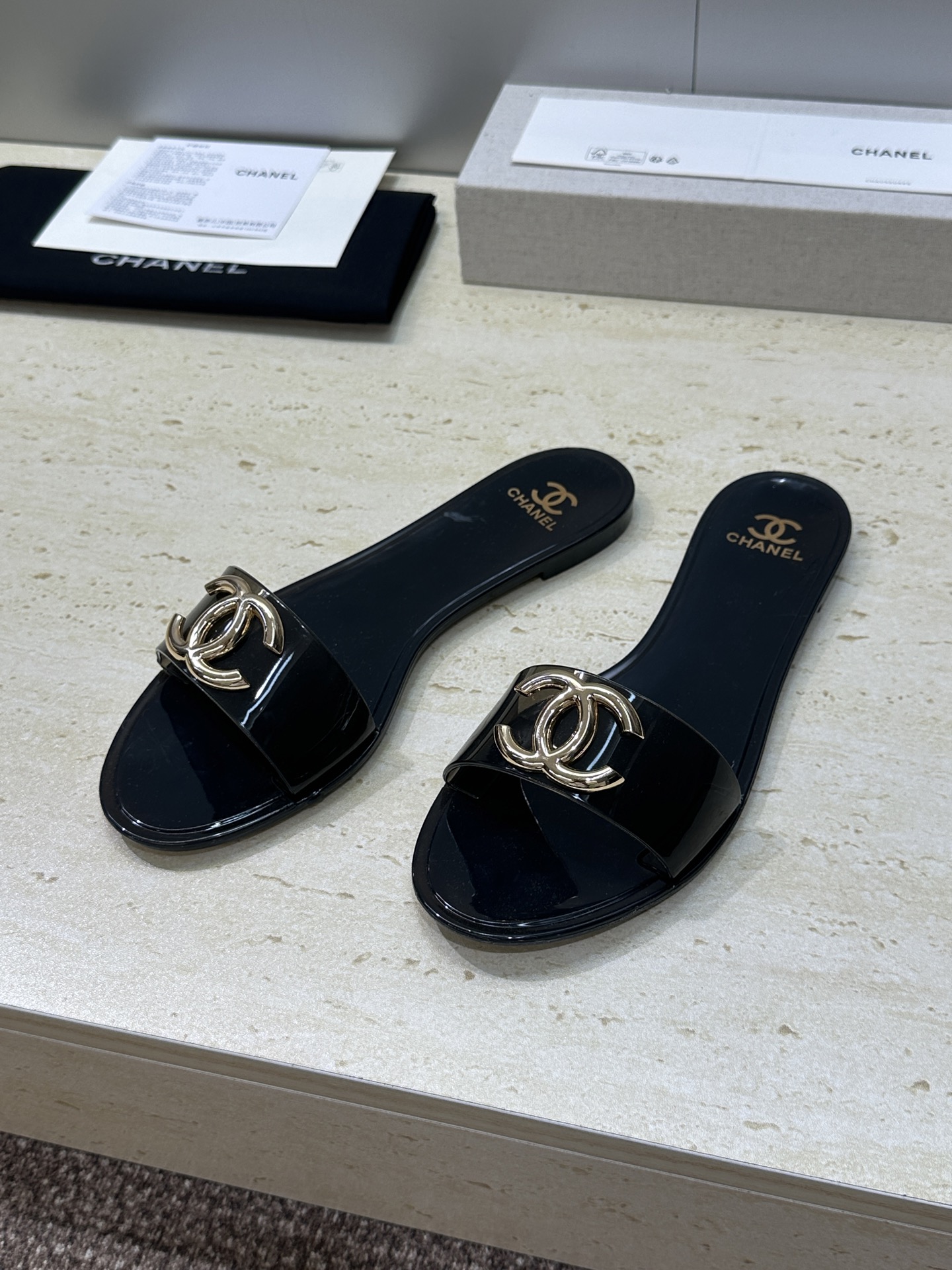 CHANEL 香奈儿 2026春夏平底休闲沙滩女鞋  小香双C字母logo五金扣圆头露趾拼色凉拖鞋Siz
