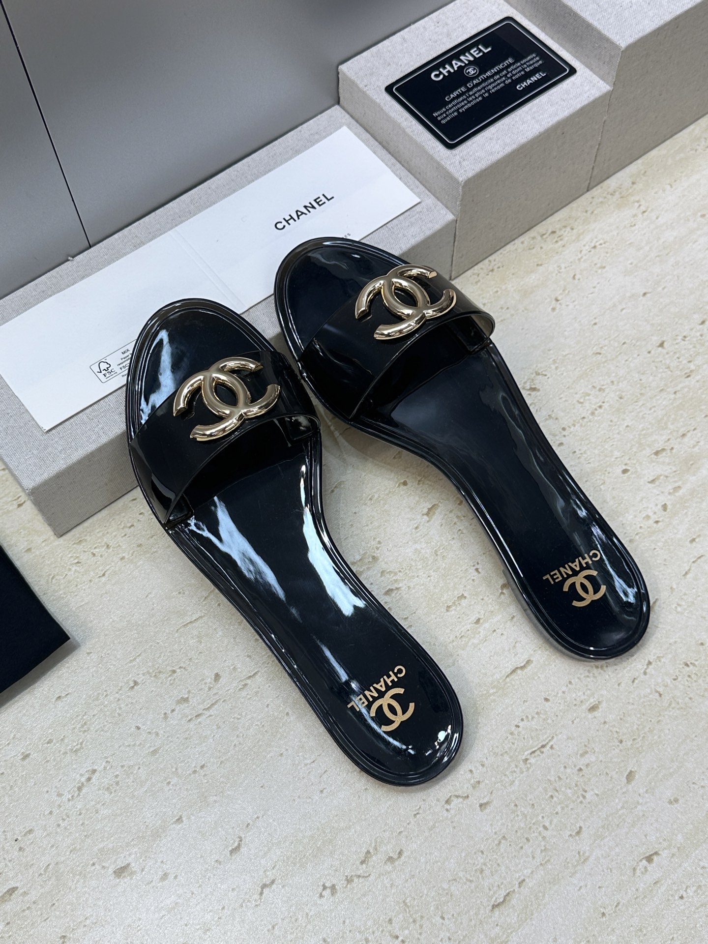 CHANEL 香奈儿 2026春夏平底休闲沙滩女鞋  小香双C字母logo五金扣圆头露趾拼色凉拖鞋Siz