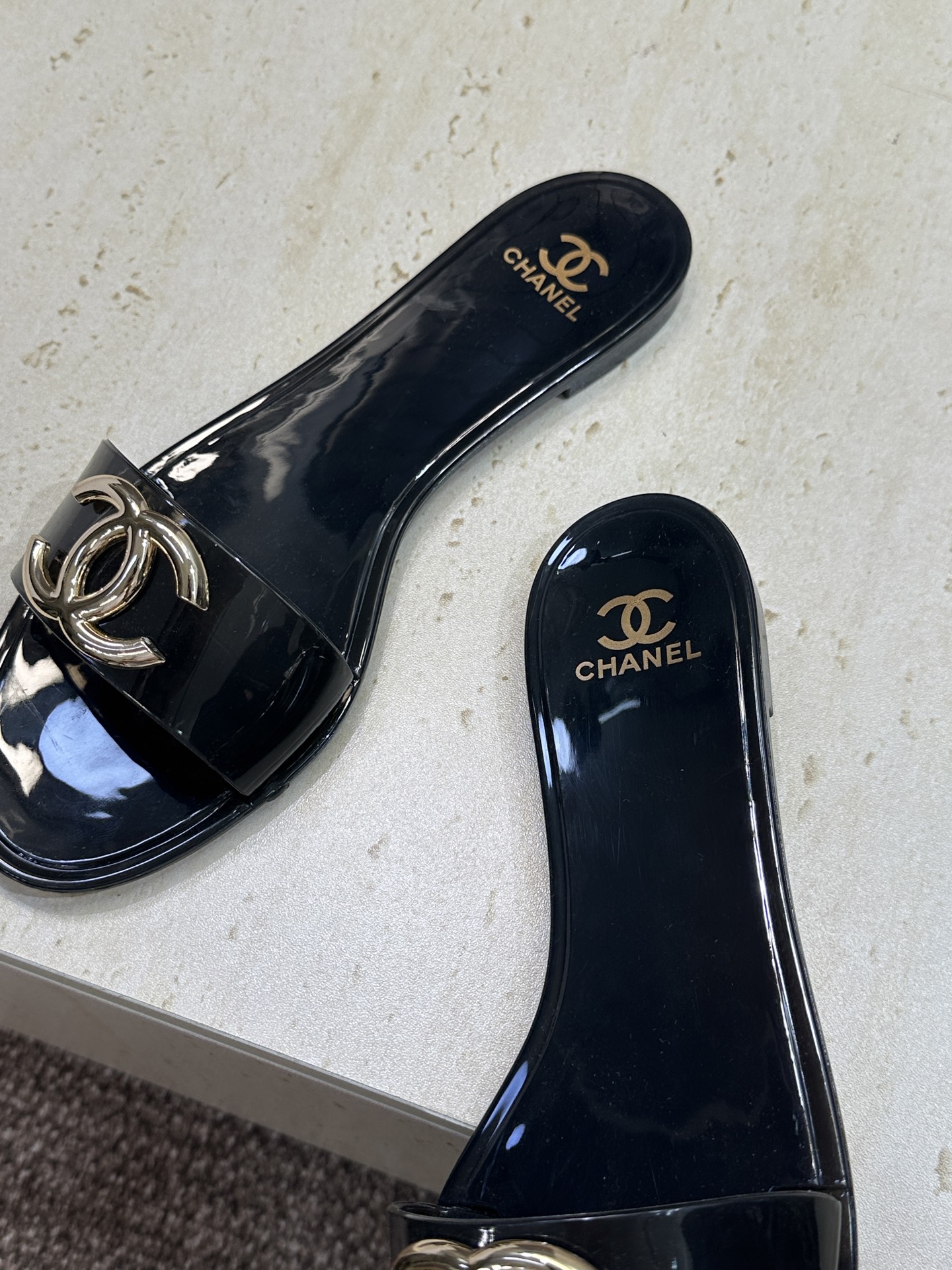 CHANEL 香奈儿 2026春夏平底休闲沙滩女鞋  小香双C字母logo五金扣圆头露趾拼色凉拖鞋Siz