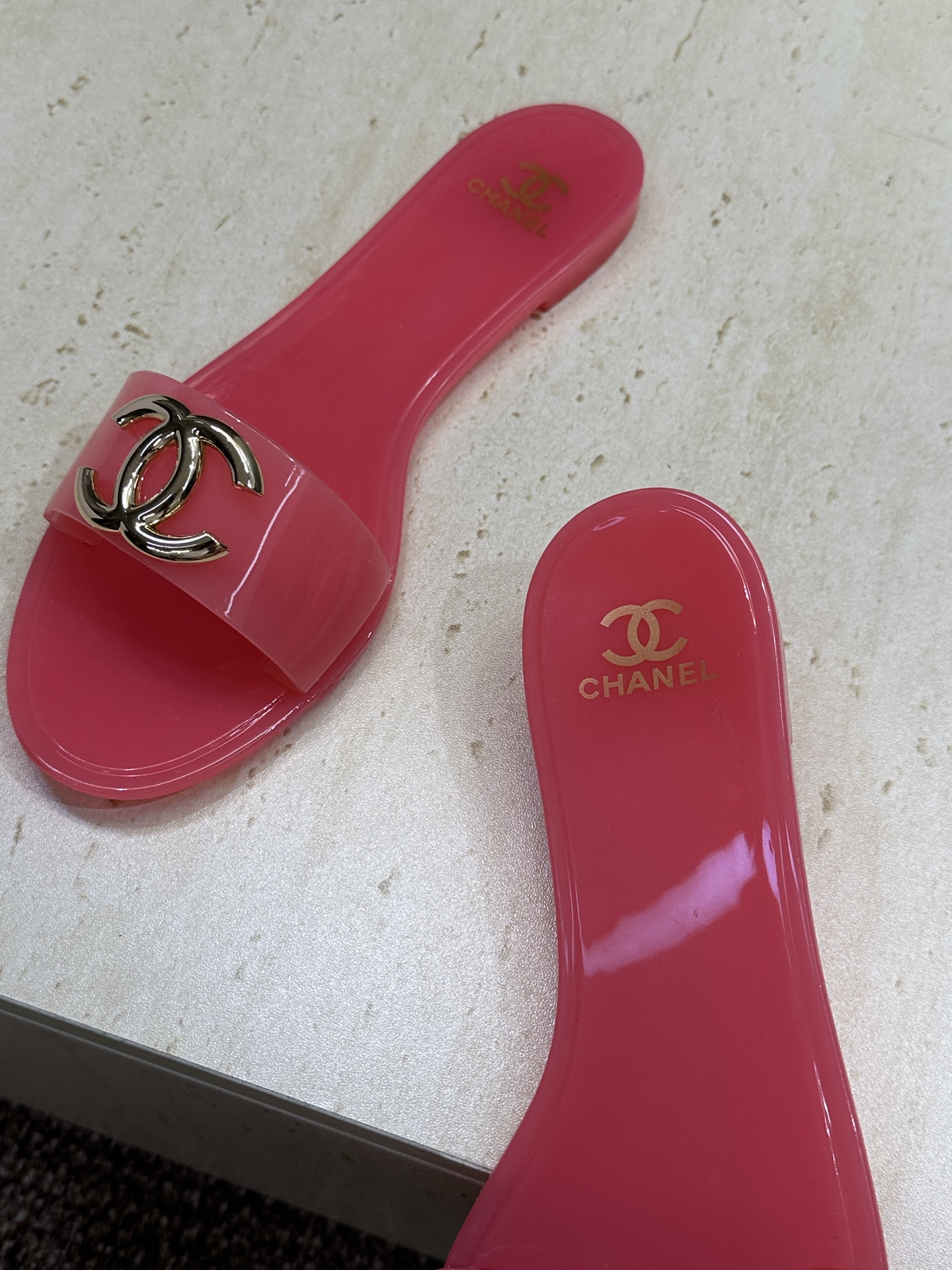 CHANEL 香奈儿 2026春夏平底休闲沙滩女鞋  小香双C字母logo五金扣圆头露趾拼色凉拖鞋Siz