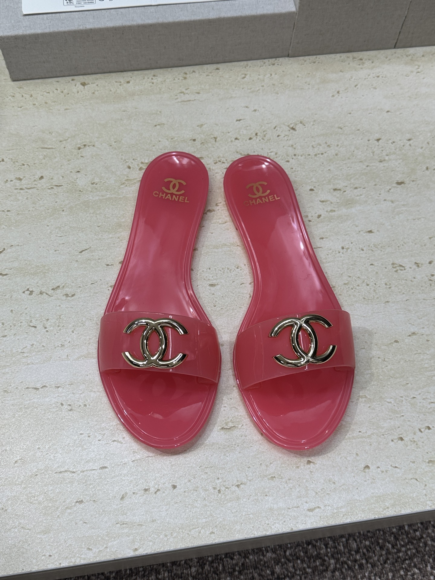 CHANEL 香奈儿 2026春夏平底休闲沙滩女鞋  小香双C字母logo五金扣圆头露趾拼色凉拖鞋Siz