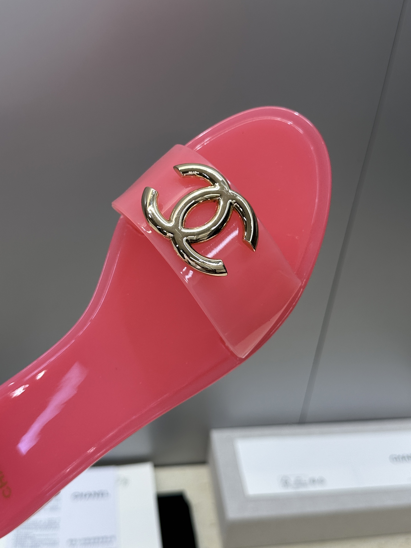 CHANEL 香奈儿 2026春夏平底休闲沙滩女鞋  小香双C字母logo五金扣圆头露趾拼色凉拖鞋Siz