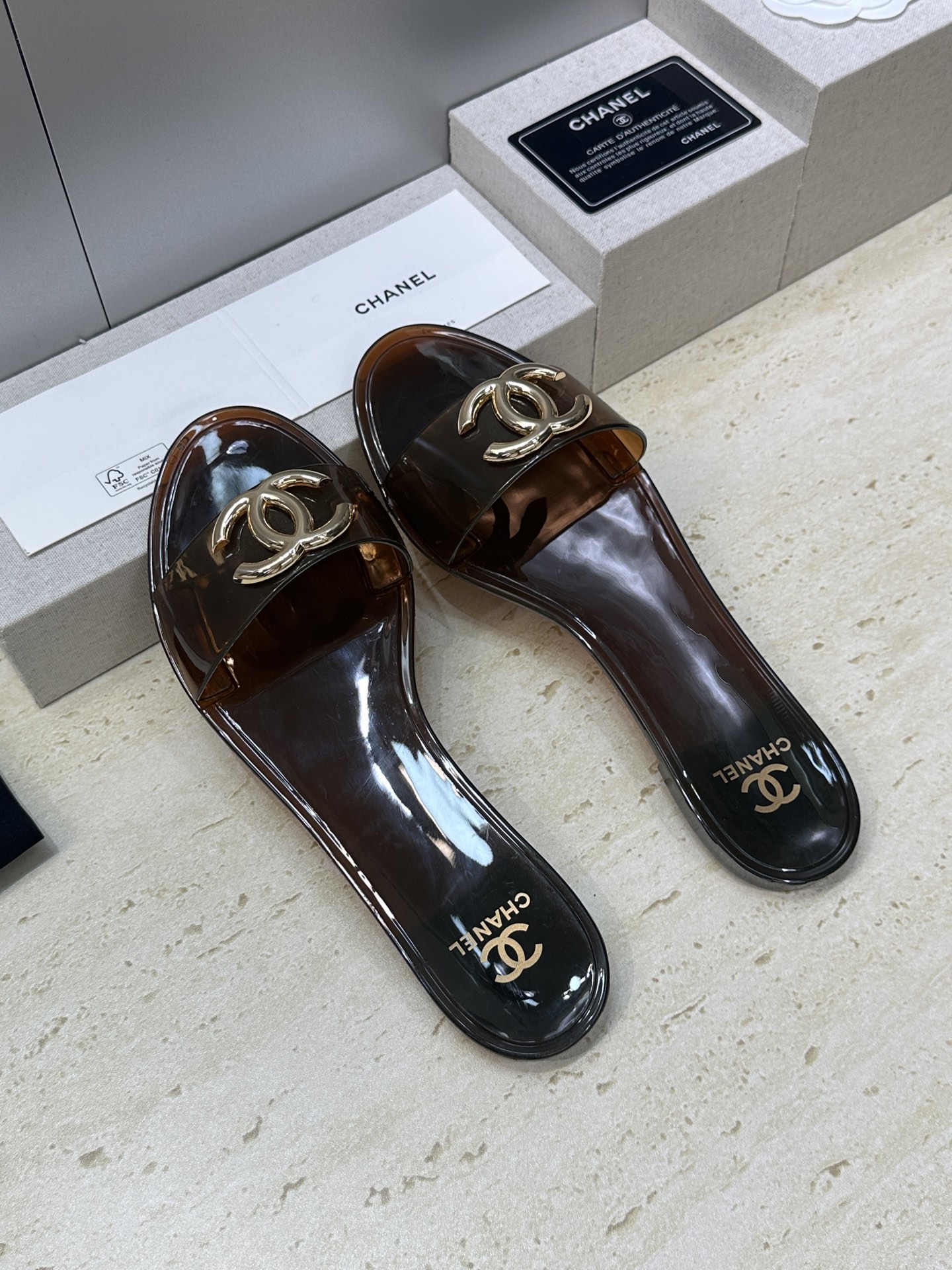 CHANEL 香奈儿 2026春夏平底休闲沙滩女鞋  小香双C字母logo五金扣圆头露趾拼色凉拖鞋Siz