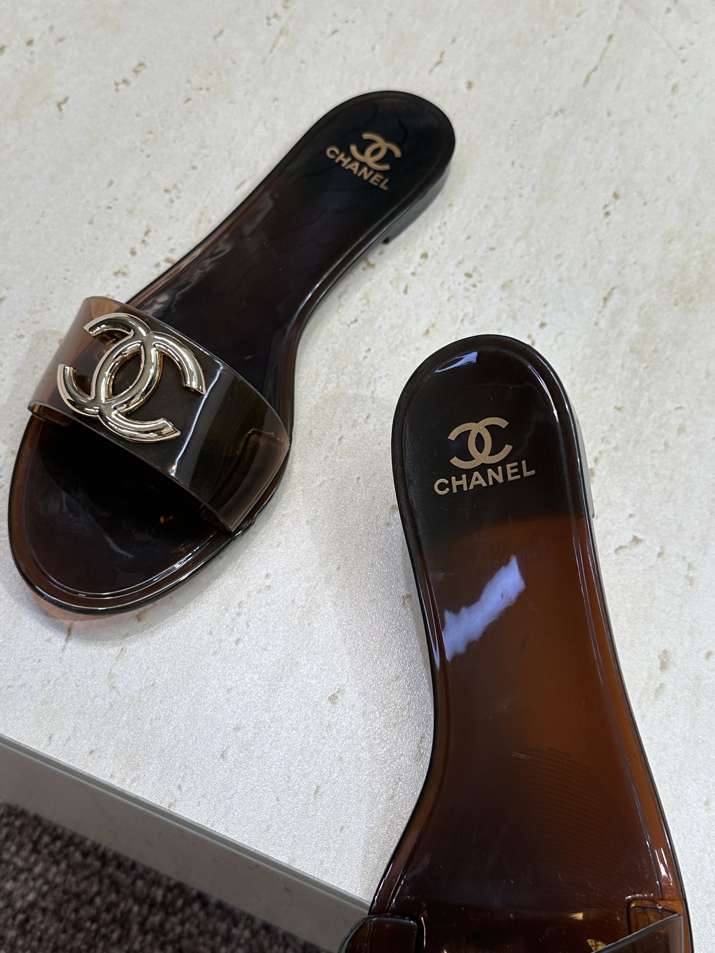 CHANEL 香奈儿 2026春夏平底休闲沙滩女鞋  小香双C字母logo五金扣圆头露趾拼色凉拖鞋Siz