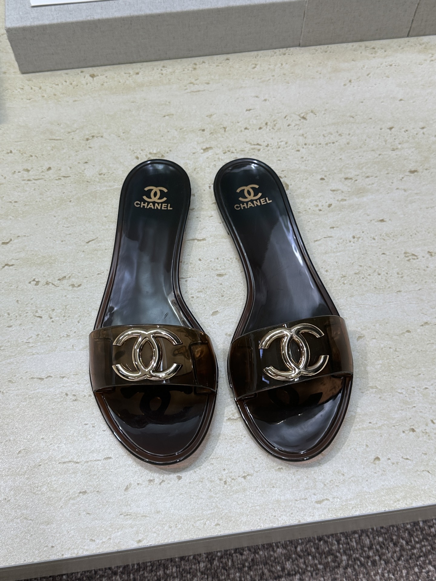 CHANEL 香奈儿 2026春夏平底休闲沙滩女鞋  小香双C字母logo五金扣圆头露趾拼色凉拖鞋Siz