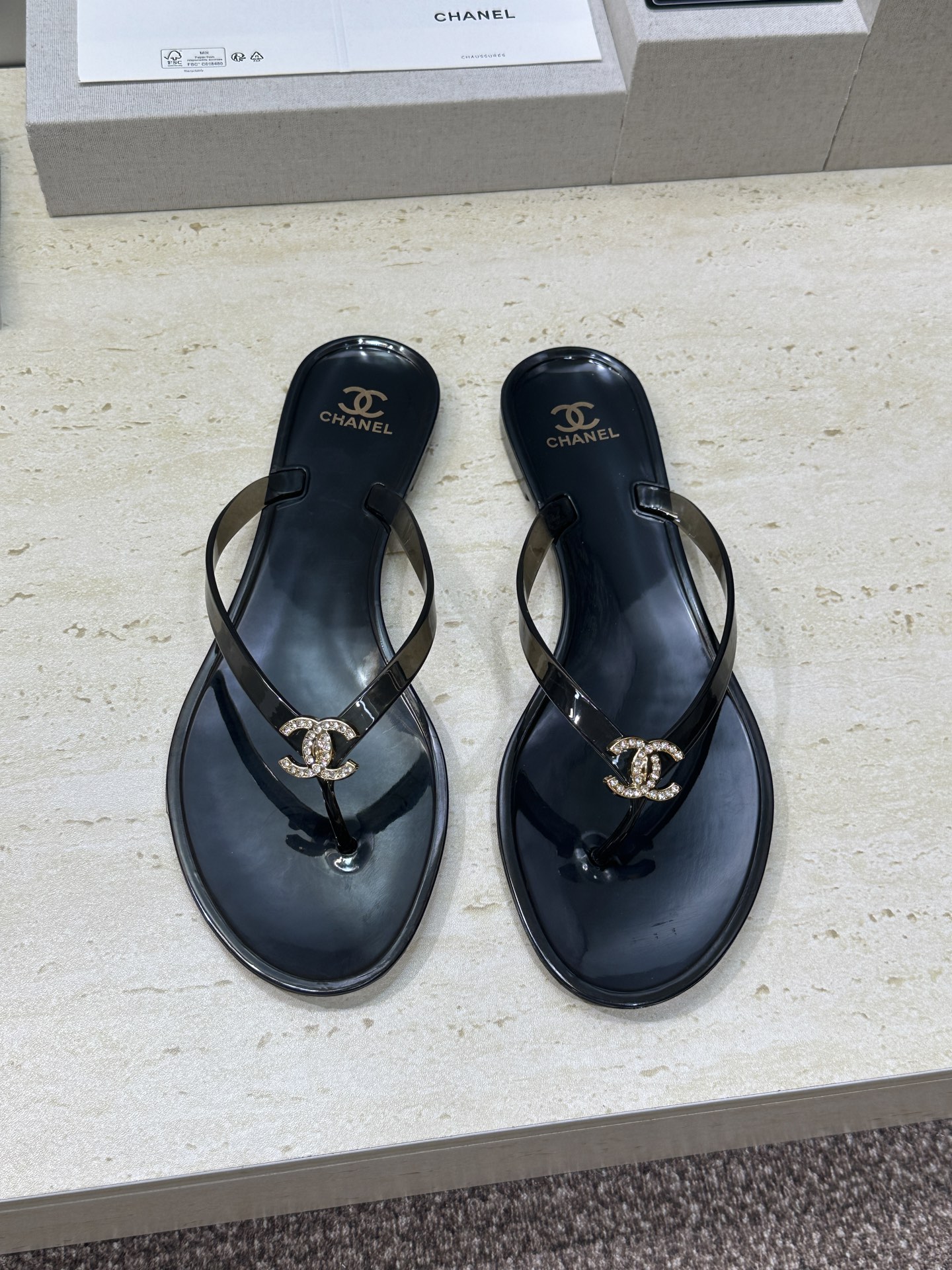 CHANEL 香奈儿 2026春夏平底休闲沙滩女鞋  小香双C字母logo水钻五金扣圆头果冻色夹趾人字拖