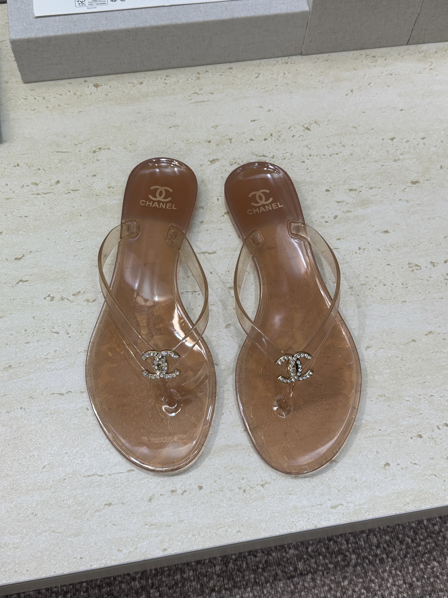 CHANEL 香奈儿 2026春夏平底休闲沙滩女鞋  小香双C字母logo水钻五金扣圆头果冻色夹趾人字拖
