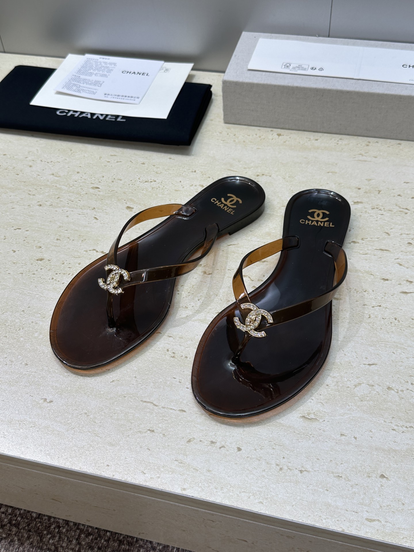 CHANEL 香奈儿 2026春夏平底休闲沙滩女鞋  小香双C字母logo水钻五金扣圆头果冻色夹趾人字拖