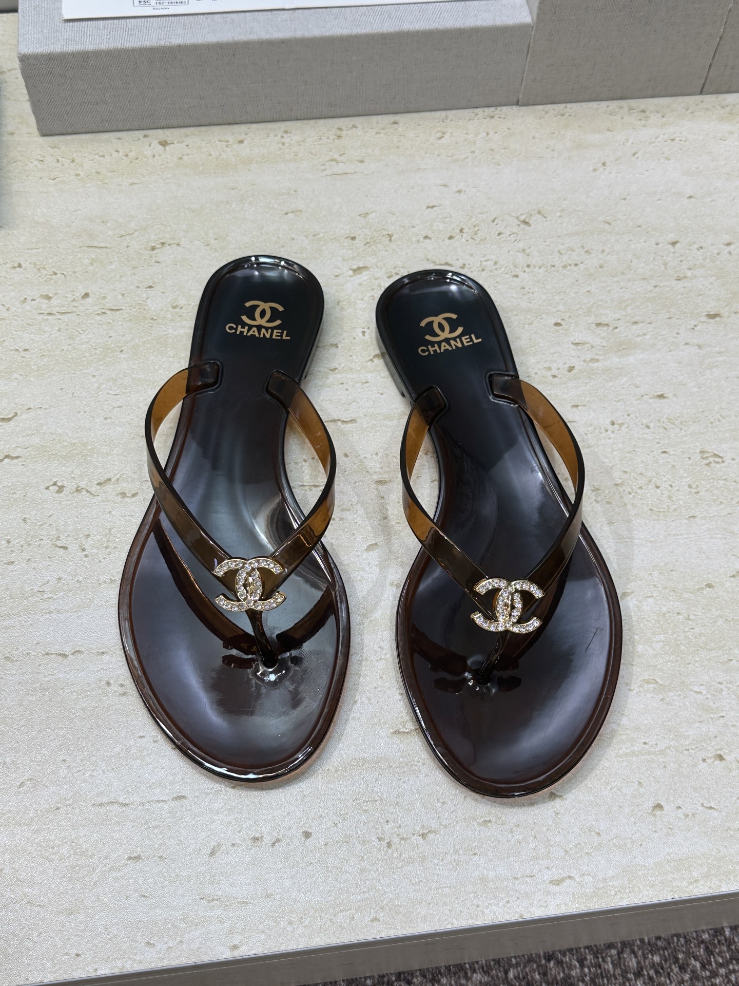 CHANEL 香奈儿 2026春夏平底休闲沙滩女鞋  小香双C字母logo水钻五金扣圆头果冻色夹趾人字拖