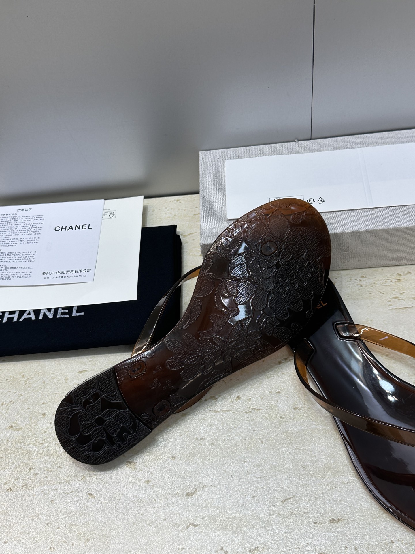 CHANEL 香奈儿 2026春夏平底休闲沙滩女鞋  小香双C字母logo水钻五金扣圆头果冻色夹趾人字拖