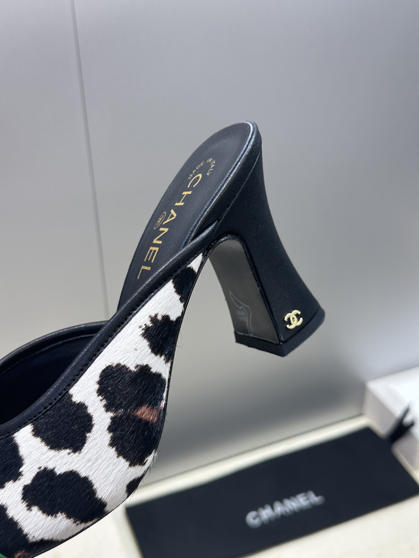CHANEL 香奈儿 2026春夏走秀新款奶牛纹斑点马毛粗跟女鞋  小香字母logo五金扣方头高跟拼色穆