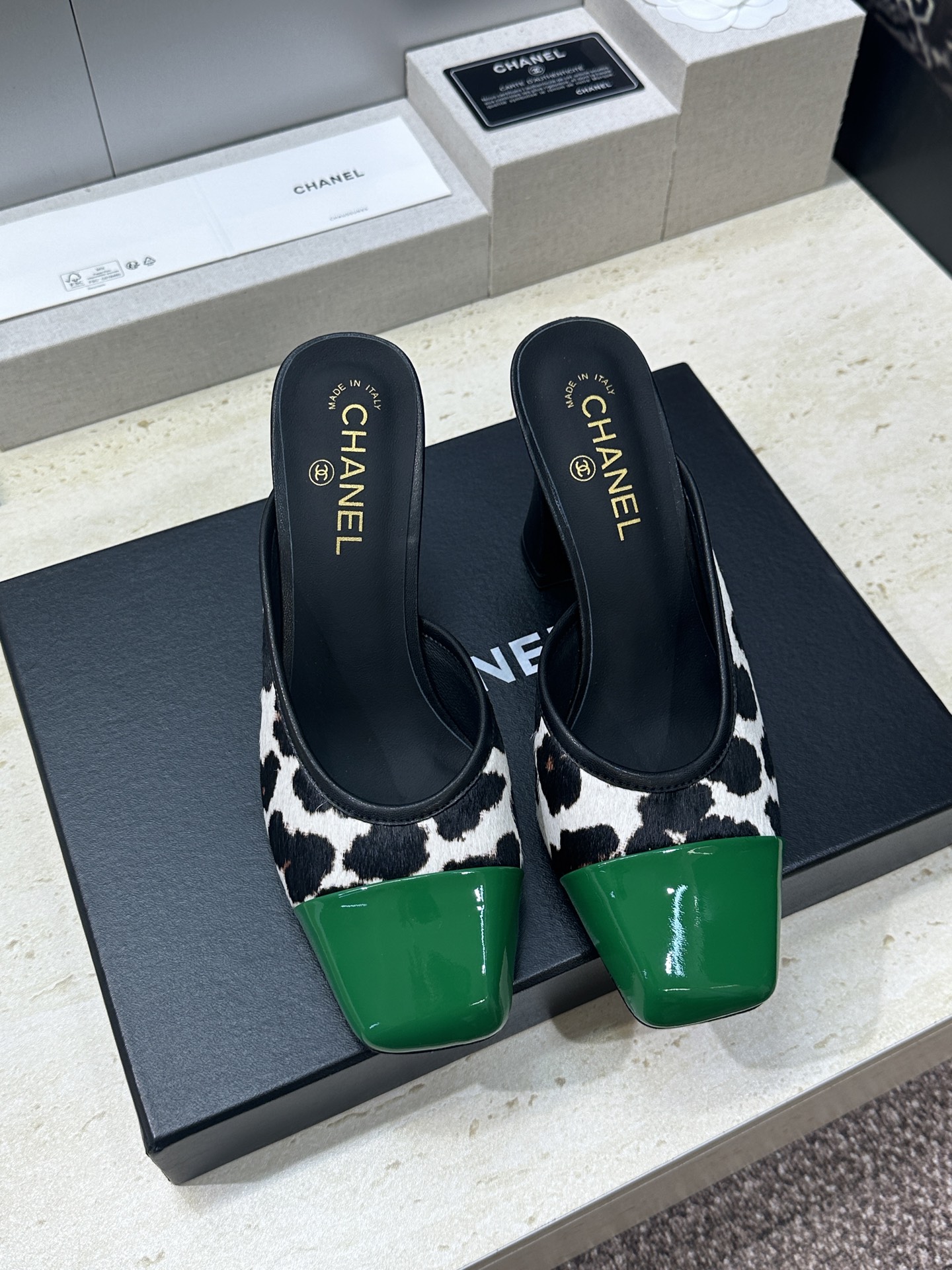 CHANEL 香奈儿 2026春夏走秀新款奶牛纹斑点马毛粗跟女鞋  小香字母logo五金扣方头高跟拼色穆