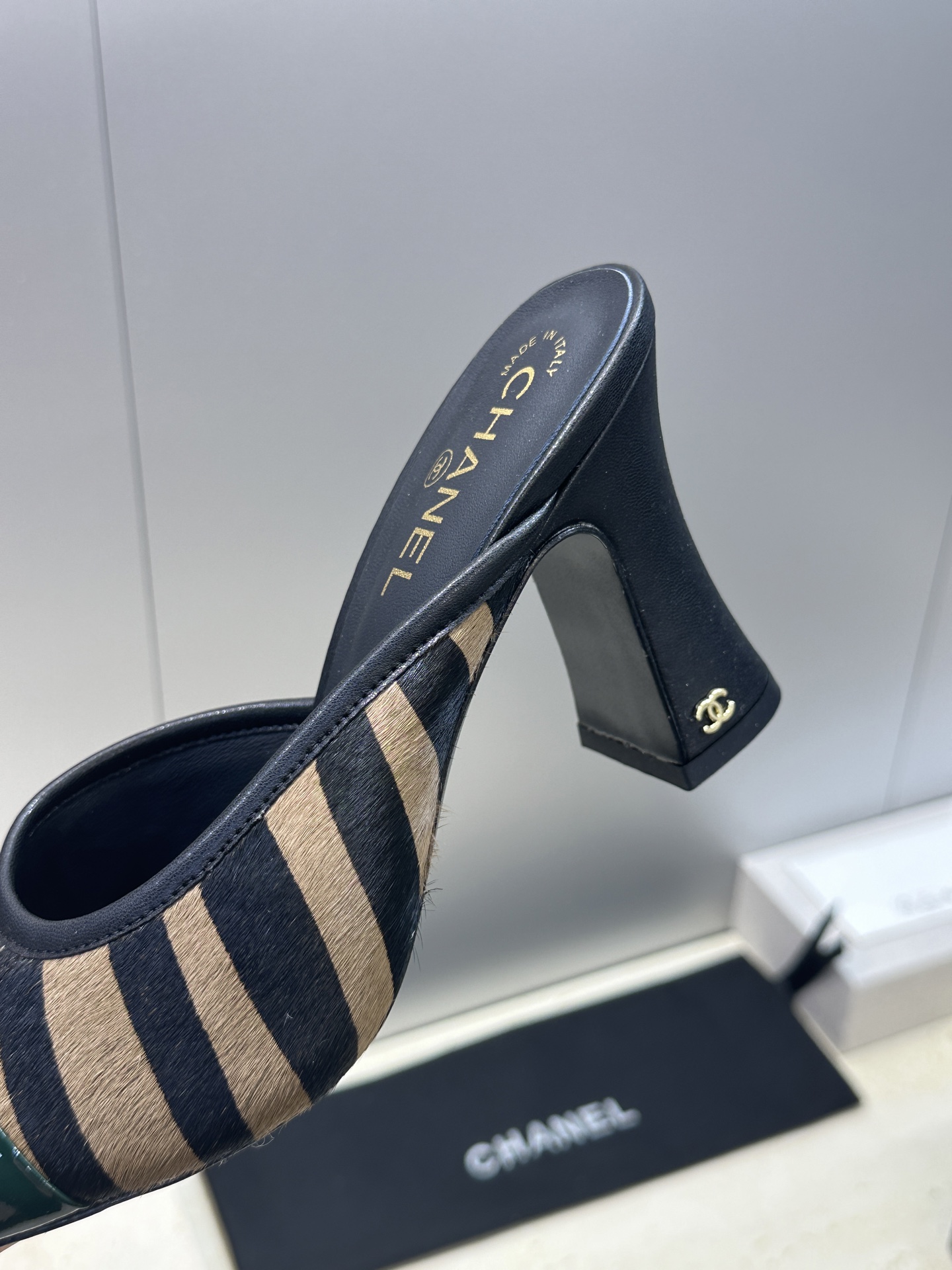 CHANEL 香奈儿 2026春夏走秀新款奶牛纹斑点马毛粗跟女鞋  小香字母logo五金扣方头高跟拼色穆