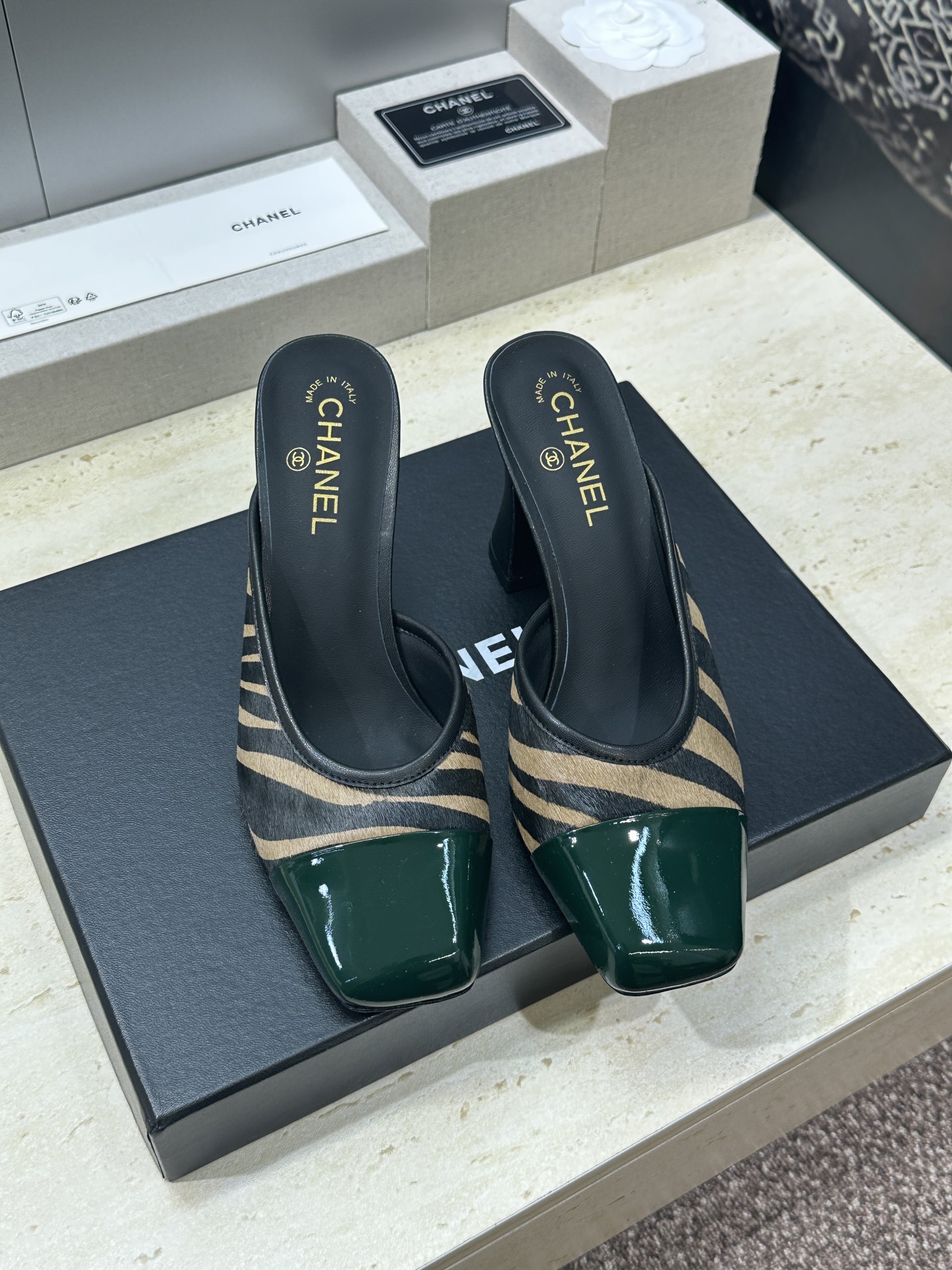 CHANEL 香奈儿 2026春夏走秀新款奶牛纹斑点马毛粗跟女鞋  小香字母logo五金扣方头高跟拼色穆