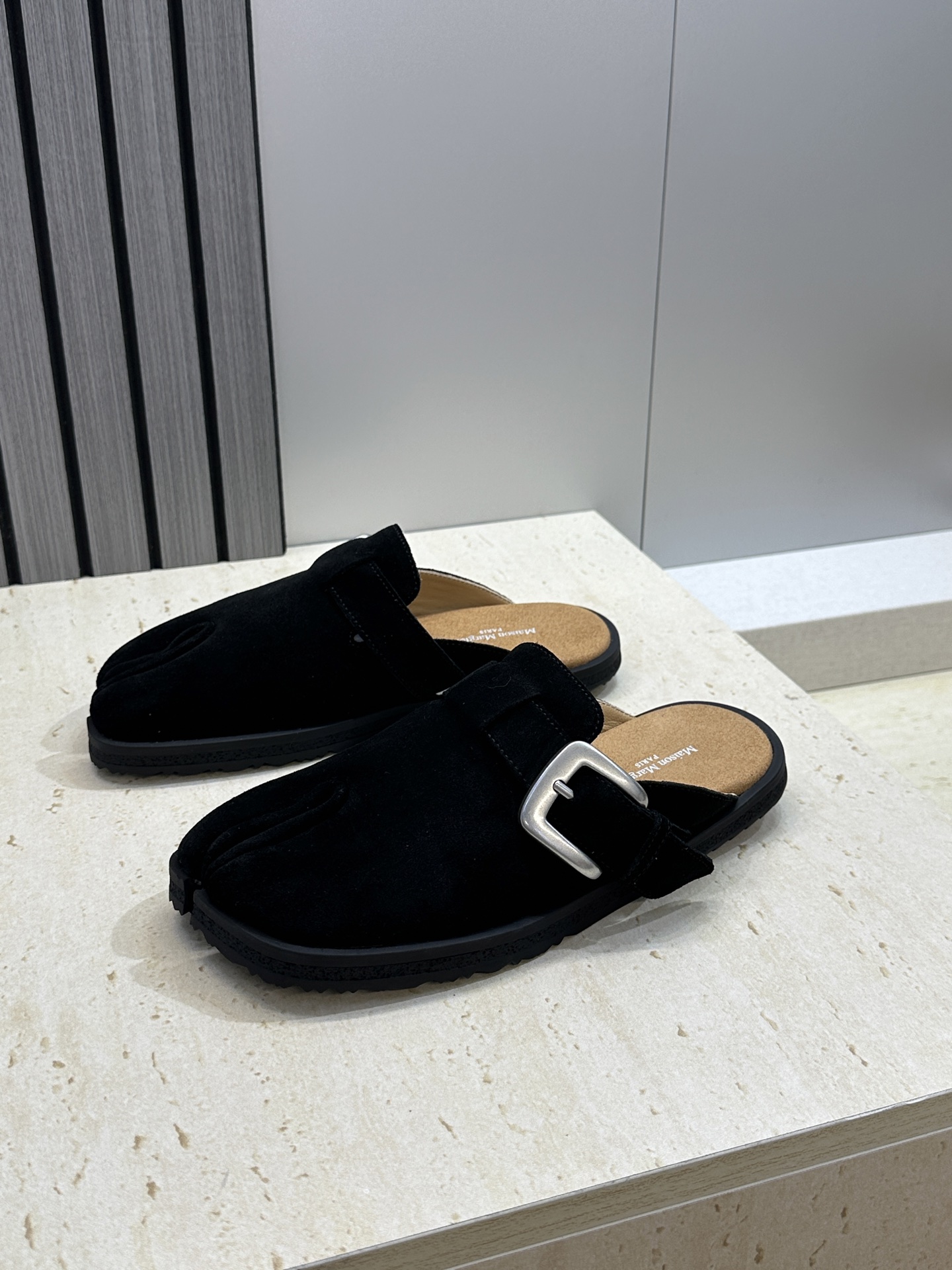 （配全套飞机盒）Maison Margiela 马吉拉 2026春夏情侣系列新款方头分趾鞋 MM6字母l