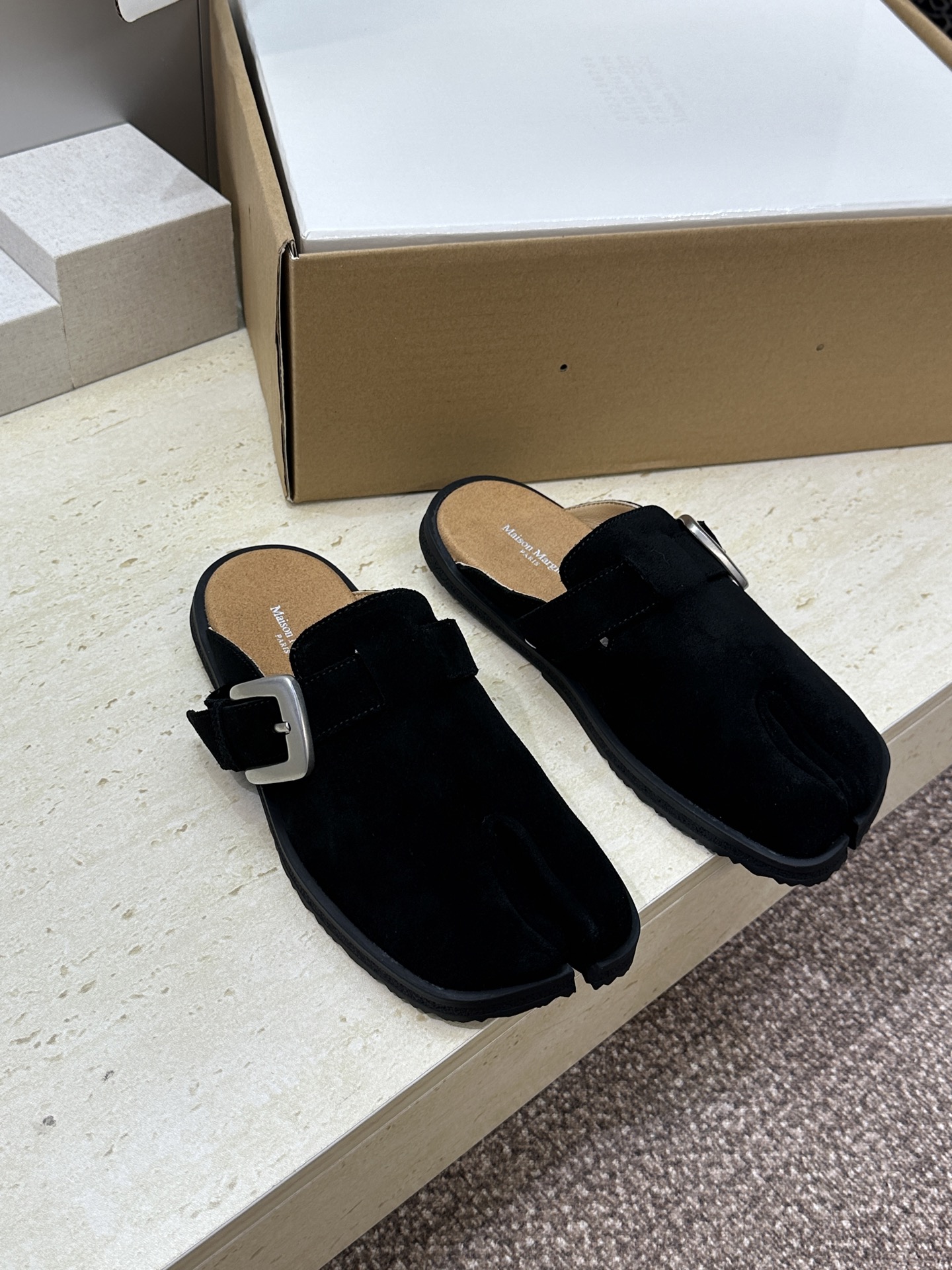 （配全套飞机盒）Maison Margiela 马吉拉 2026春夏情侣系列新款方头分趾鞋 MM6字母l