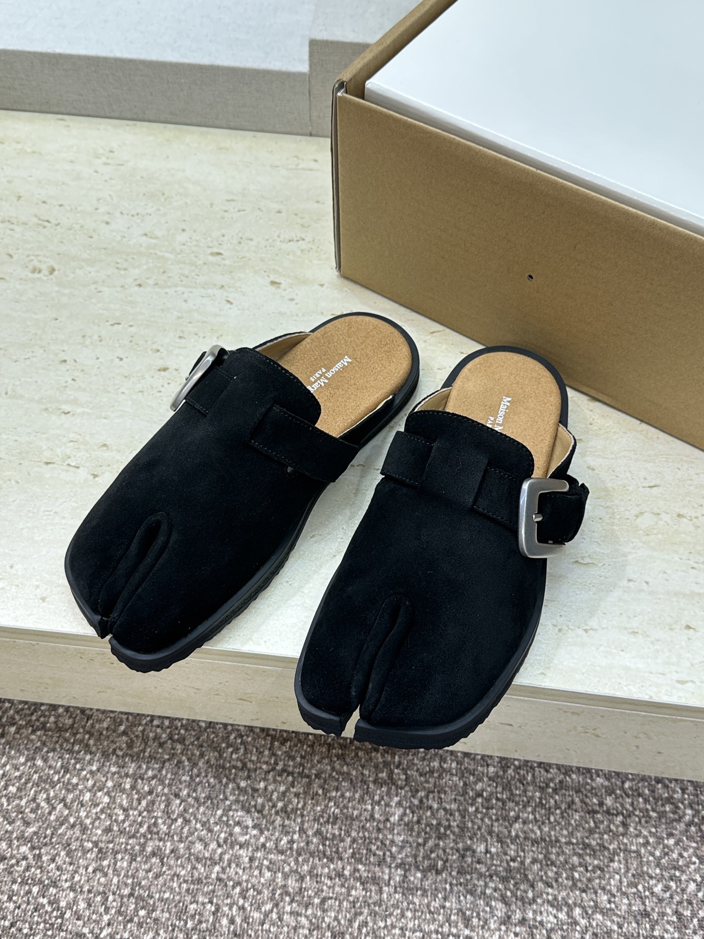 （配全套飞机盒）Maison Margiela 马吉拉 2026春夏情侣系列新款方头分趾鞋 MM6字母l