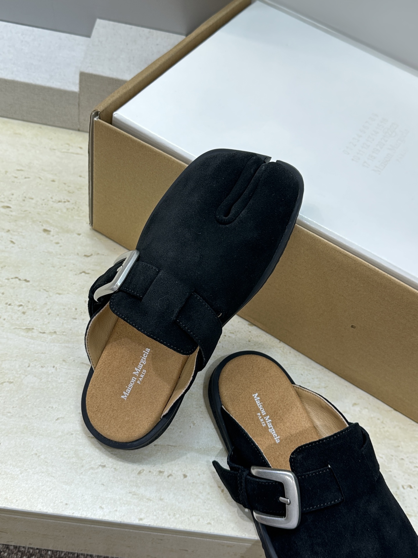 （配全套飞机盒）Maison Margiela 马吉拉 2026春夏情侣系列新款方头分趾鞋 MM6字母l