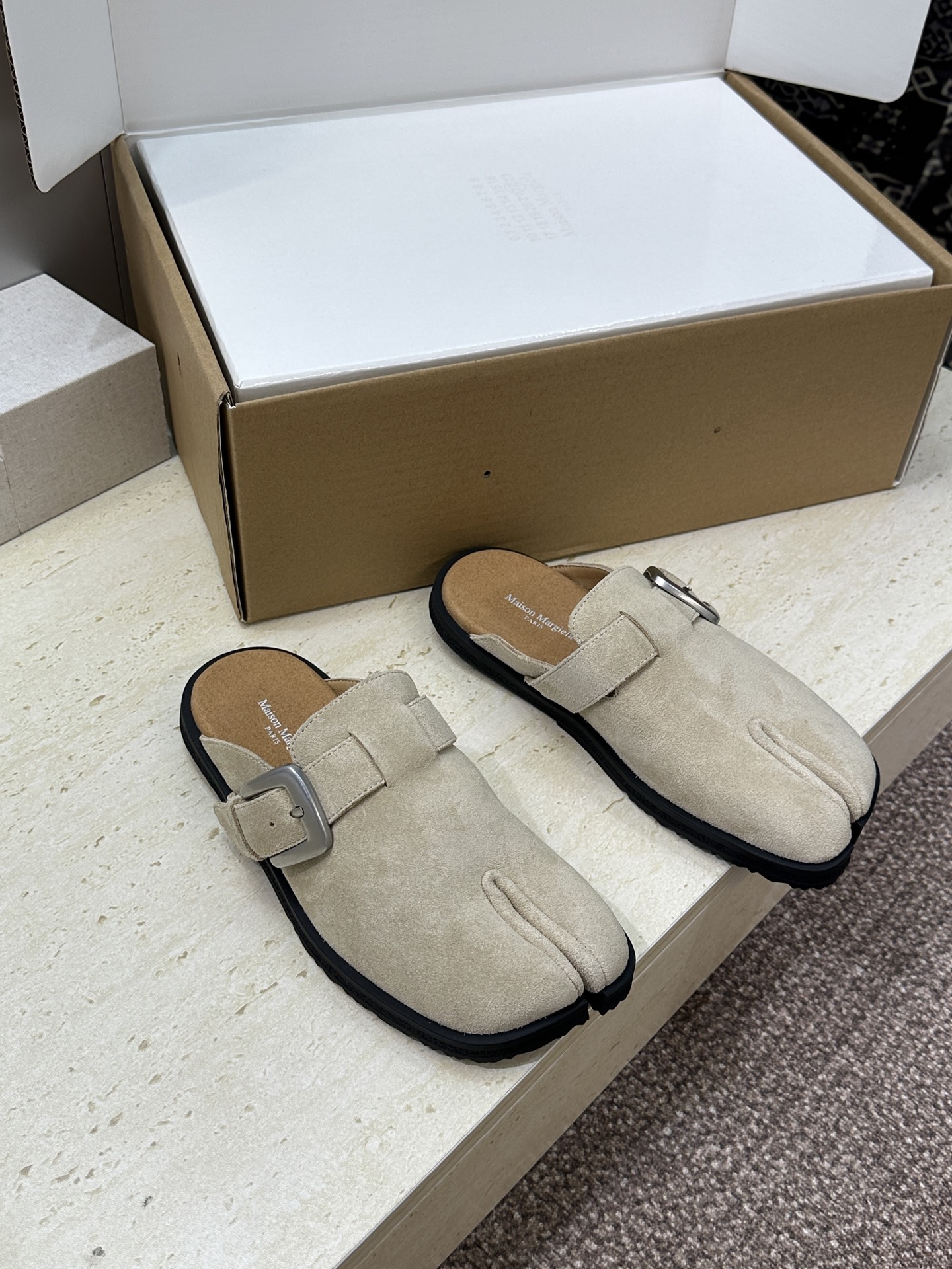 （配全套飞机盒）Maison Margiela 马吉拉 2026春夏情侣系列新款方头分趾鞋 MM6字母l