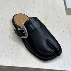 (配全套飞机盒)Maison Margiela 马吉拉 2026春夏情侣系列新款方头分趾鞋 MM6字母l (配全套飞机盒)Maison Margiela 马吉拉 2026春夏情侣系列新款方头分趾鞋 MM6字母l