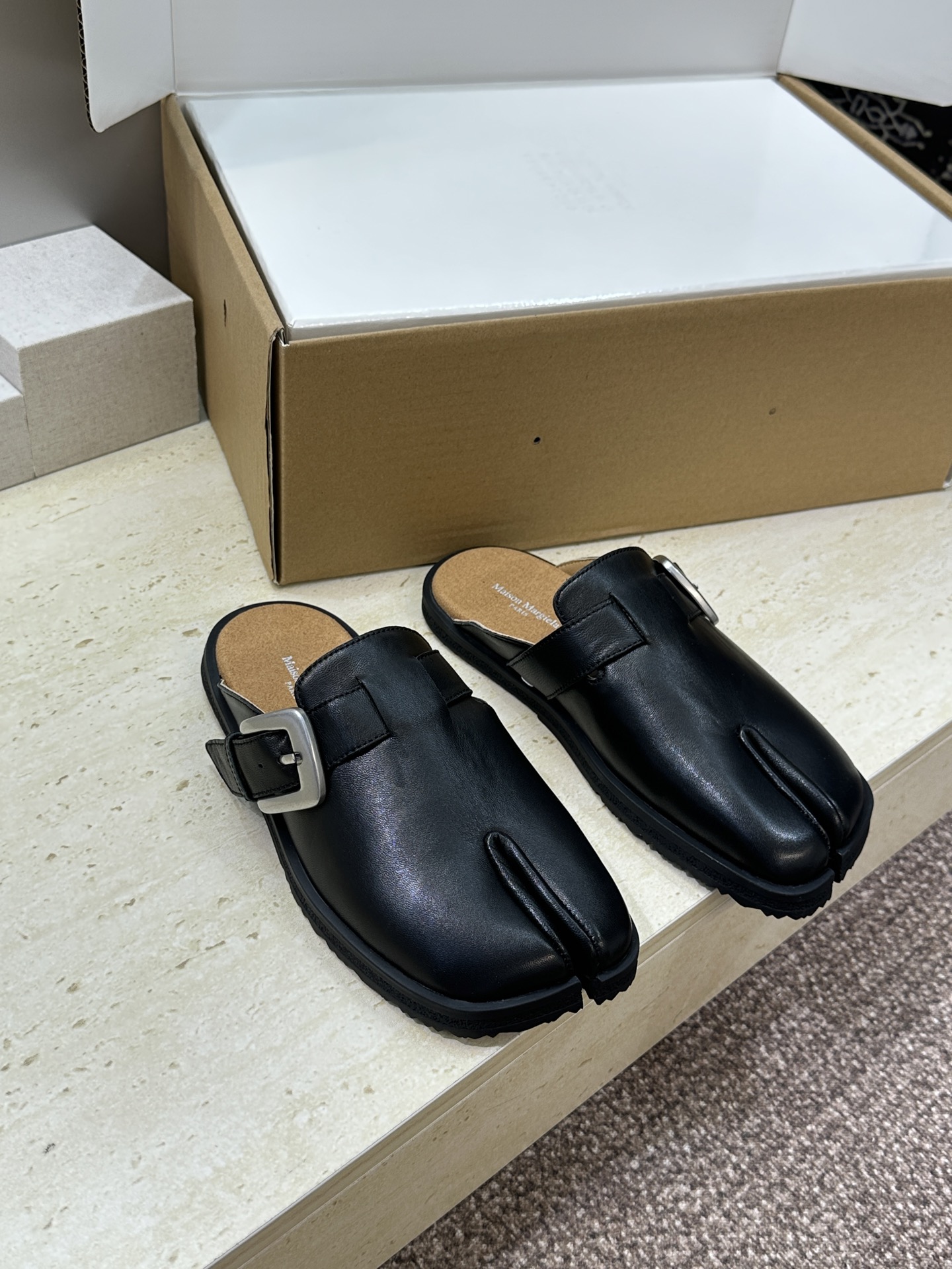 （配全套飞机盒）Maison Margiela 马吉拉 2026春夏情侣系列新款方头分趾鞋 MM6字母l