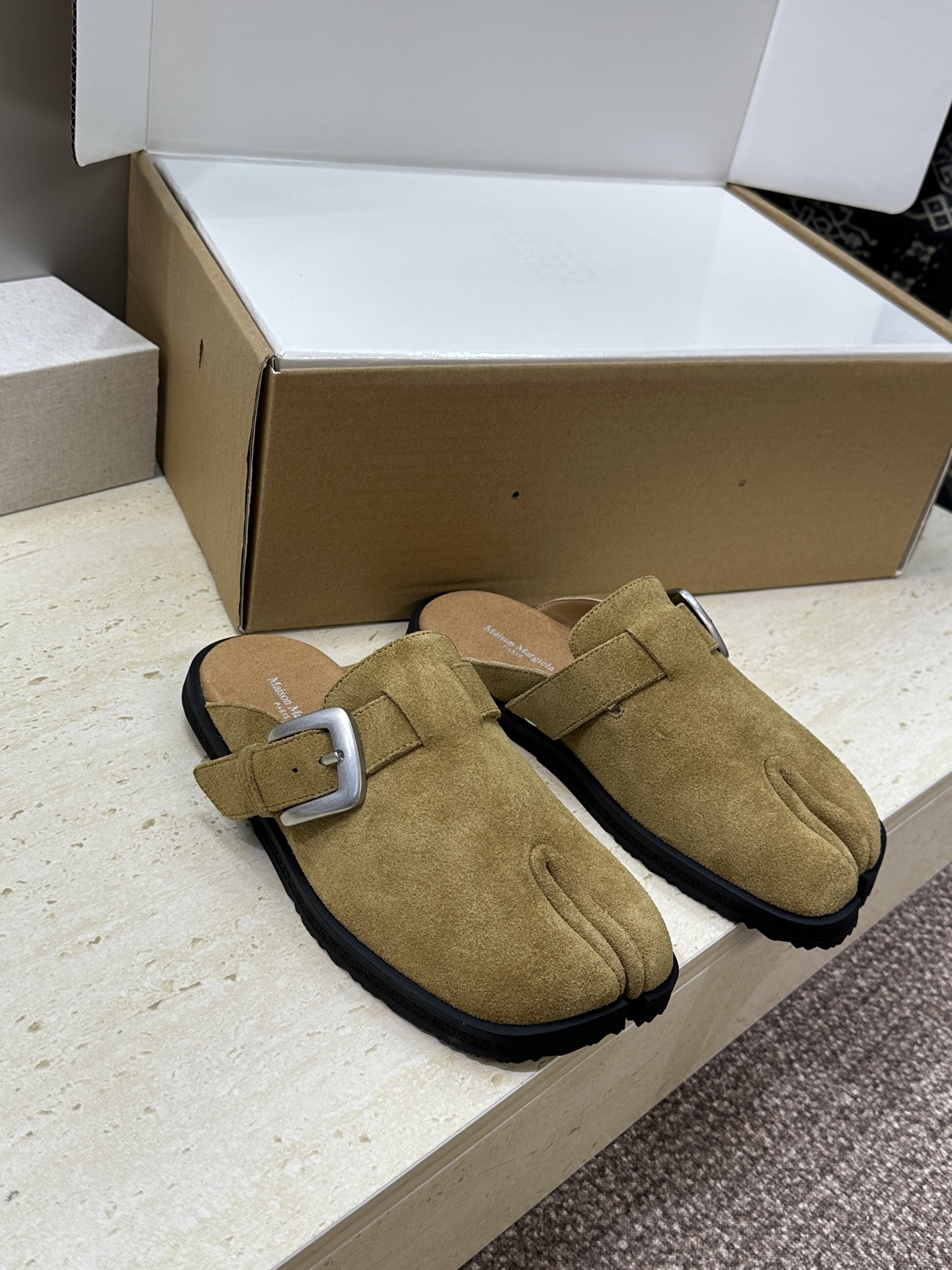 （配全套飞机盒）Maison Margiela 马吉拉 2026春夏情侣系列新款方头分趾鞋 MM6字母l