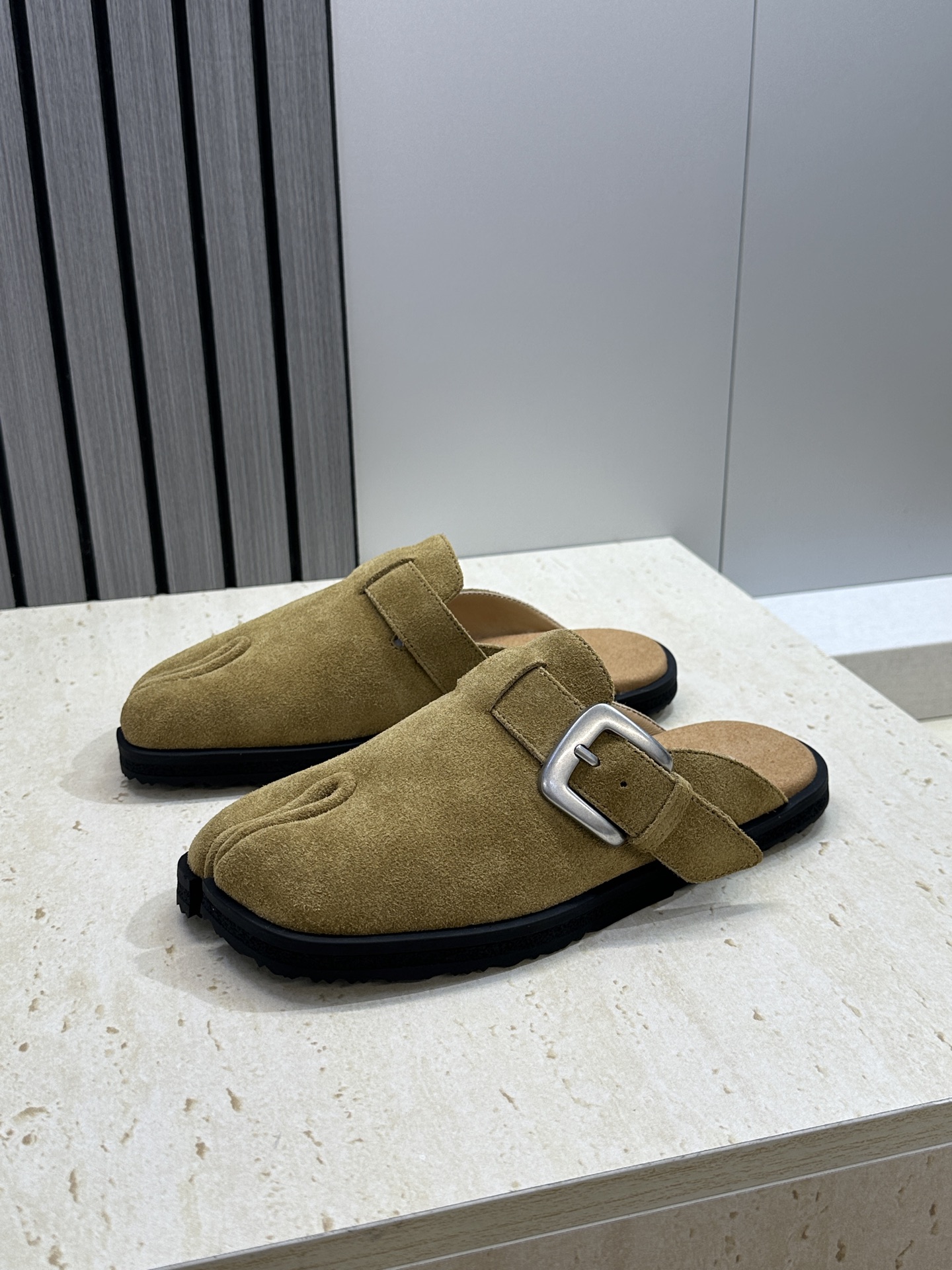 （配全套飞机盒）Maison Margiela 马吉拉 2026春夏情侣系列新款方头分趾鞋 MM6字母l