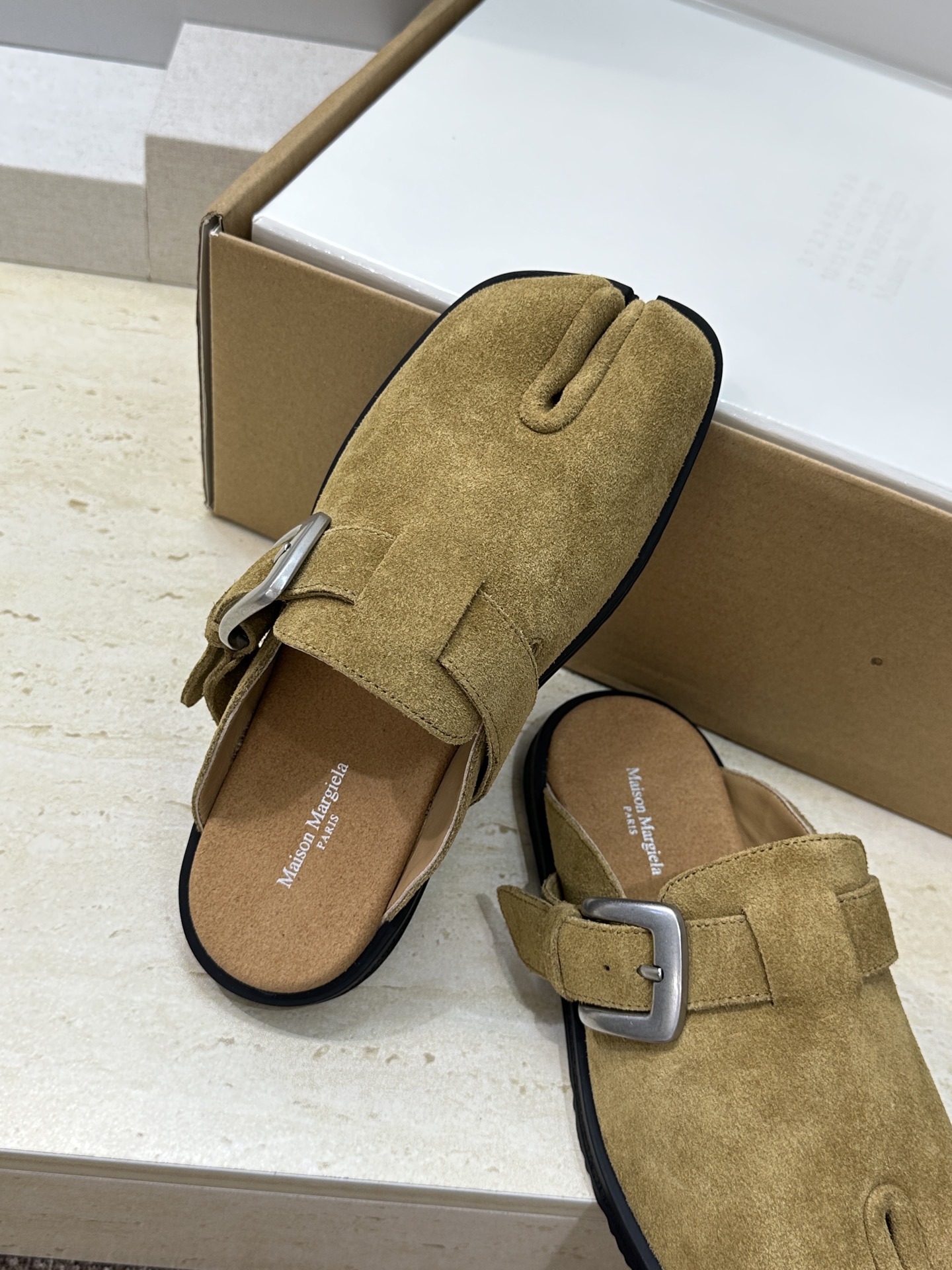（配全套飞机盒）Maison Margiela 马吉拉 2026春夏情侣系列新款方头分趾鞋 MM6字母l