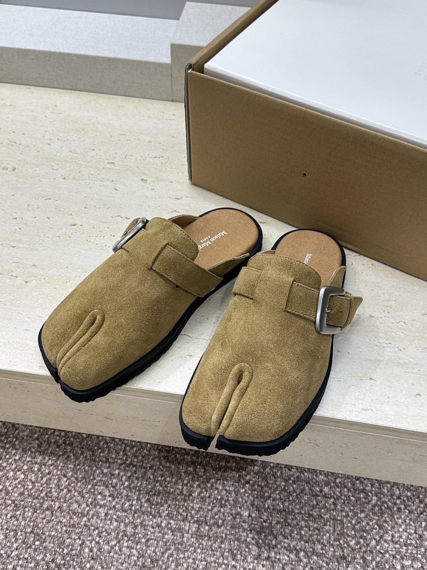 （配全套飞机盒）Maison Margiela 马吉拉 2026春夏情侣系列新款方头分趾鞋 MM6字母l