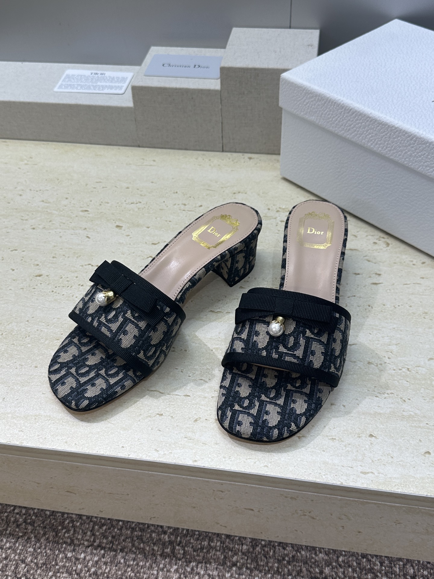 迪奥 Dior 2026春夏高定系列新款 Ballet 粗跟一字拖女鞋 CD字母logo五金珍珠扣中跟圆
