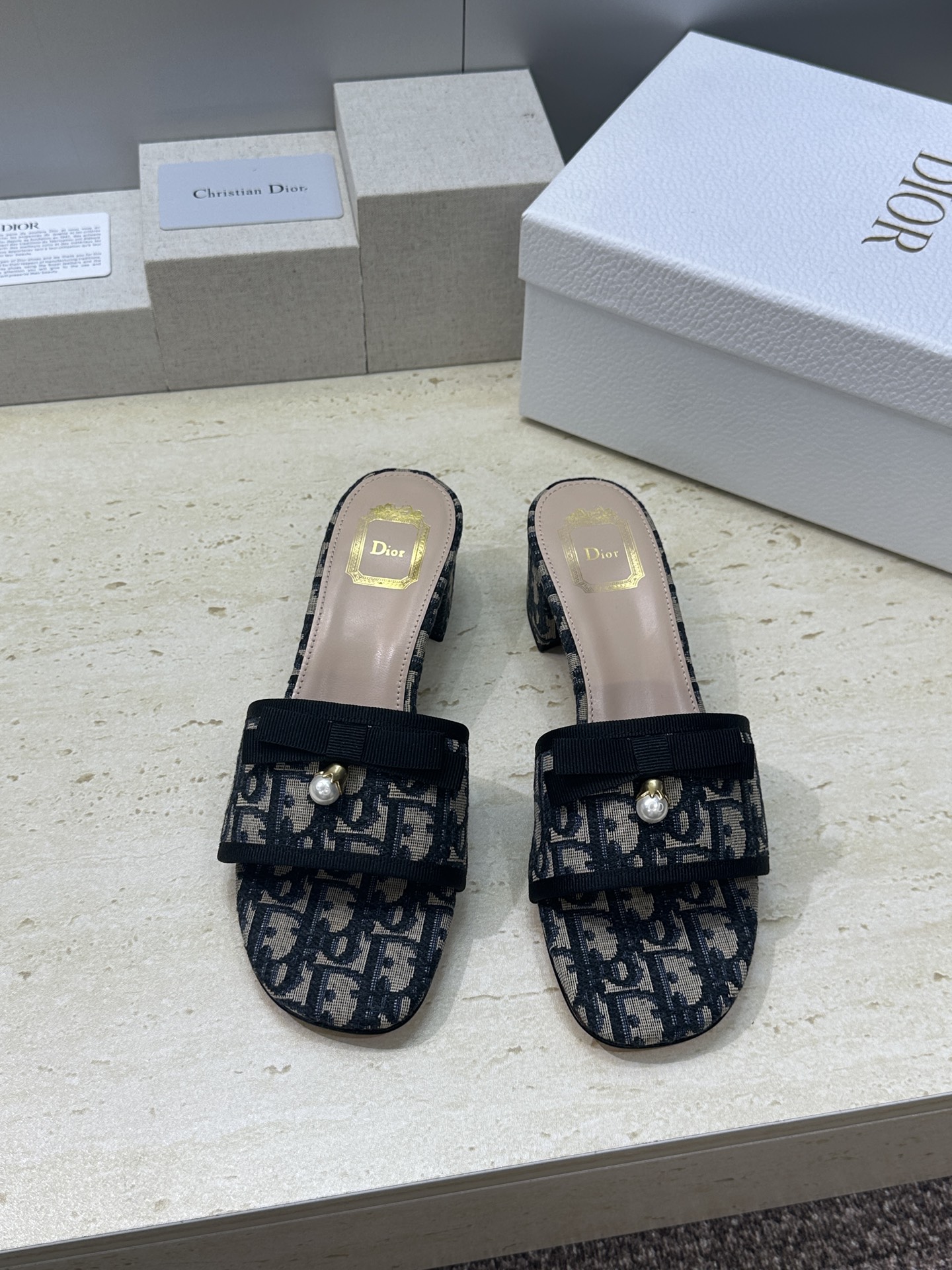 迪奥 Dior 2026春夏高定系列新款 Ballet 粗跟一字拖女鞋 CD字母logo五金珍珠扣中跟圆