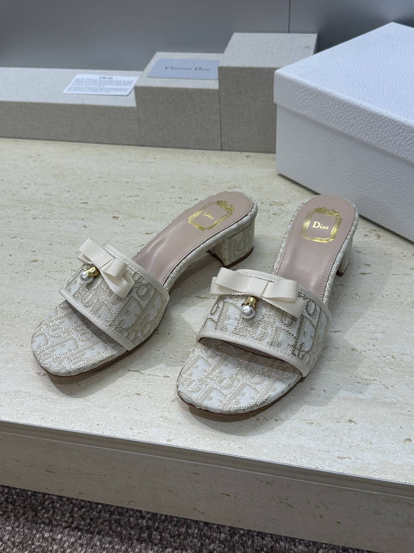 迪奥 Dior 2026春夏高定系列新款 Ballet 粗跟一字拖女鞋 CD字母logo五金珍珠扣中跟圆