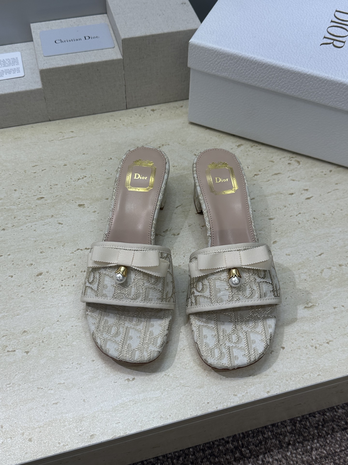 迪奥 Dior 2026春夏高定系列新款 Ballet 粗跟一字拖女鞋 CD字母logo五金珍珠扣中跟圆