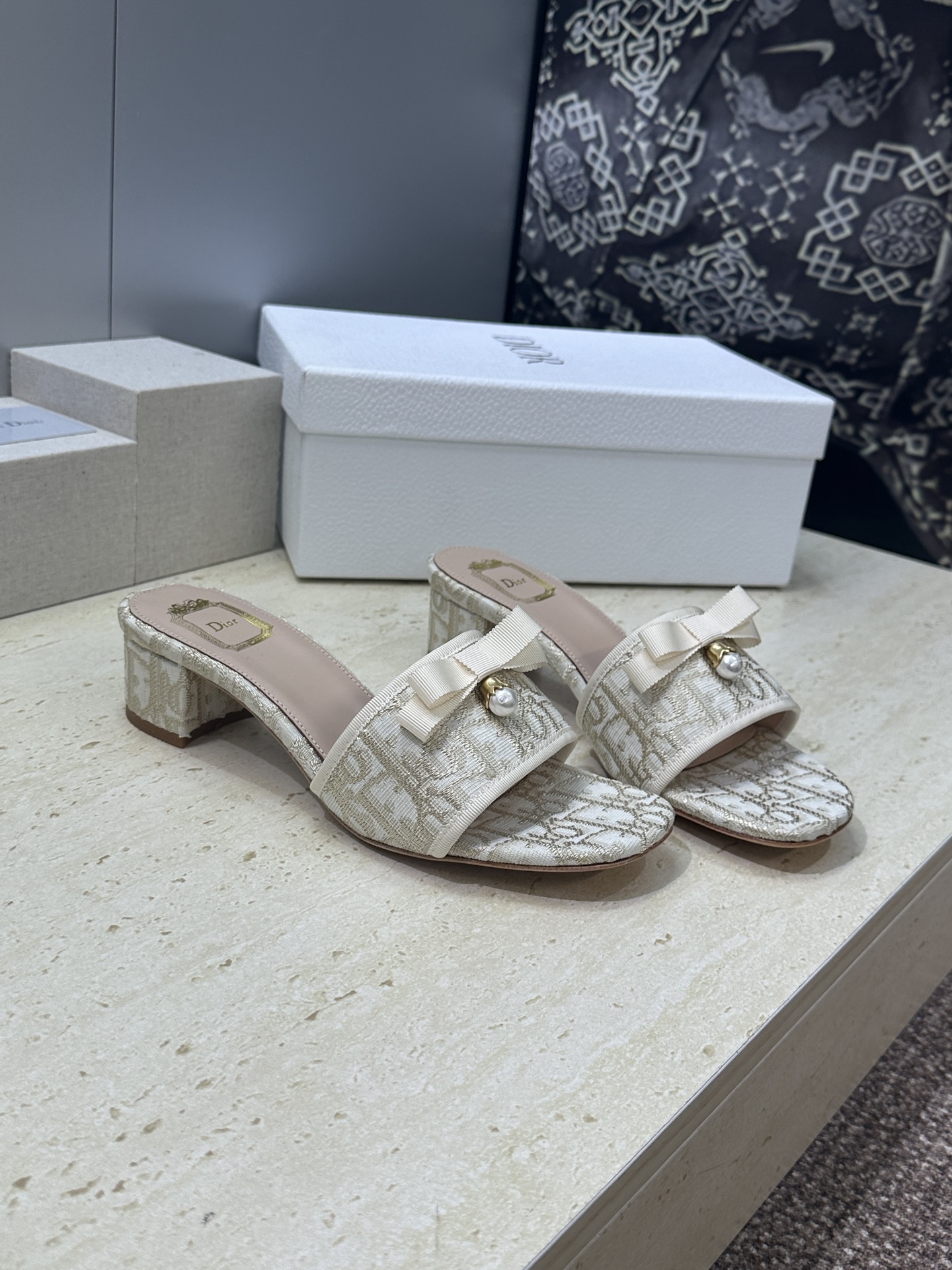 迪奥 Dior 2026春夏高定系列新款 Ballet 粗跟一字拖女鞋 CD字母logo五金珍珠扣中跟圆