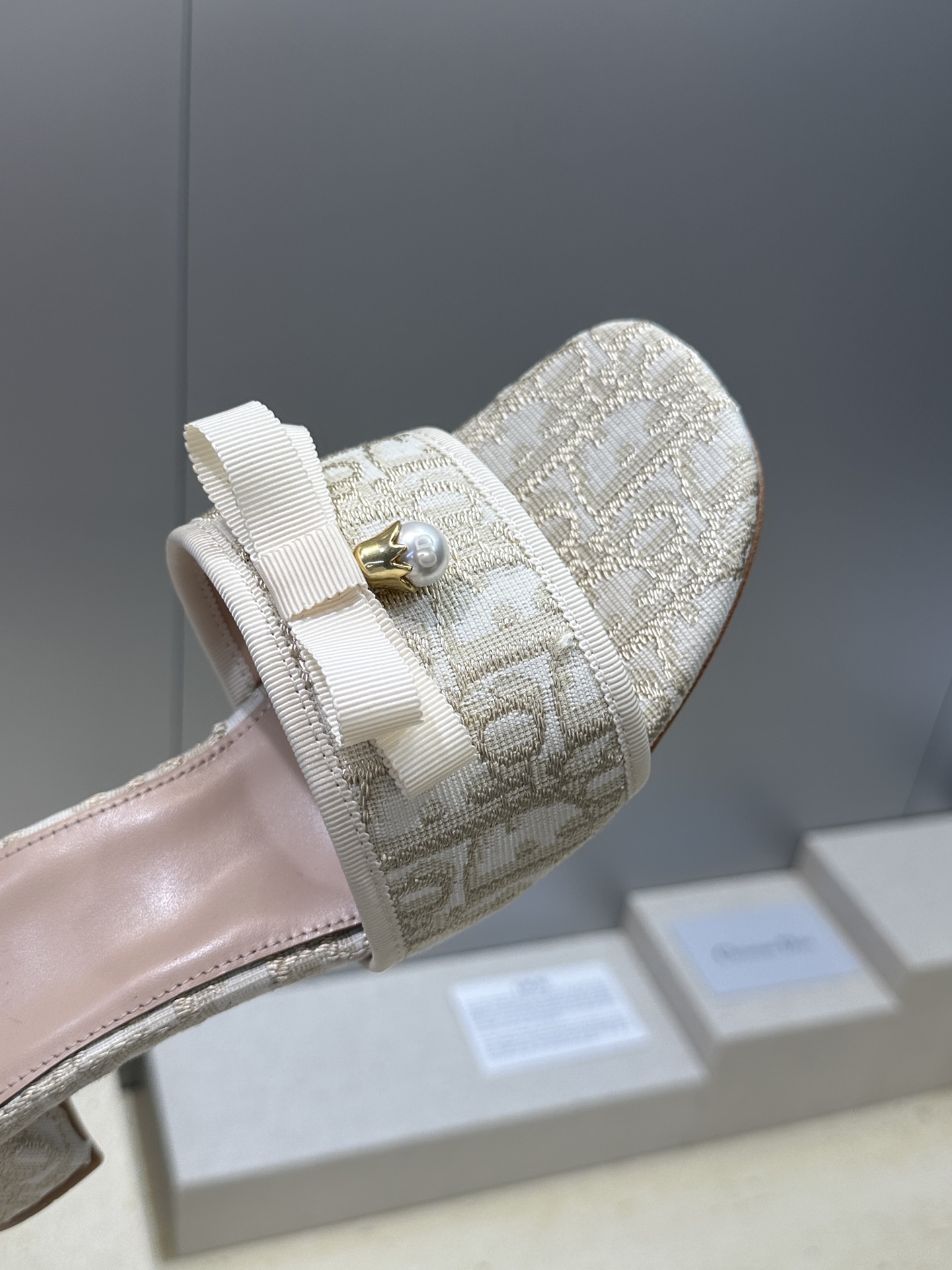 迪奥 Dior 2026春夏高定系列新款 Ballet 粗跟一字拖女鞋 CD字母logo五金珍珠扣中跟圆