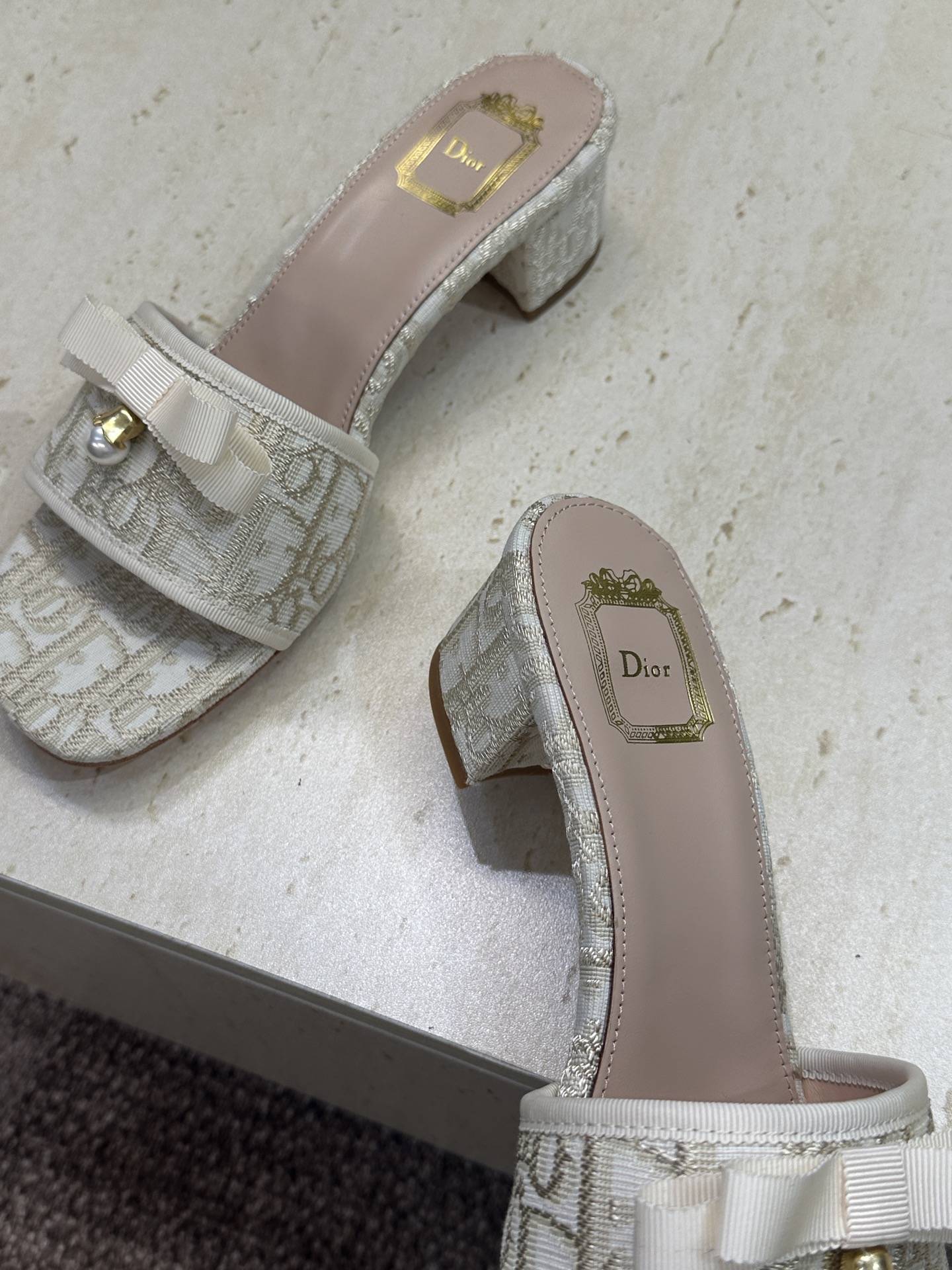 迪奥 Dior 2026春夏高定系列新款 Ballet 粗跟一字拖女鞋 CD字母logo五金珍珠扣中跟圆