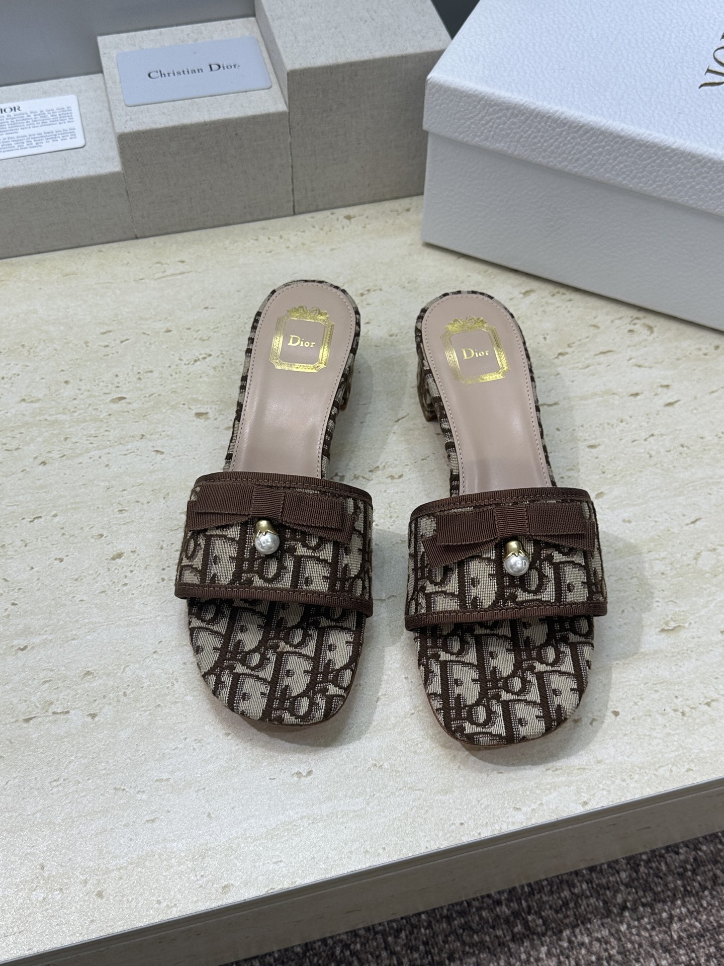 迪奥 Dior 2026春夏高定系列新款 Ballet 粗跟一字拖女鞋 CD字母logo五金珍珠扣中跟圆
