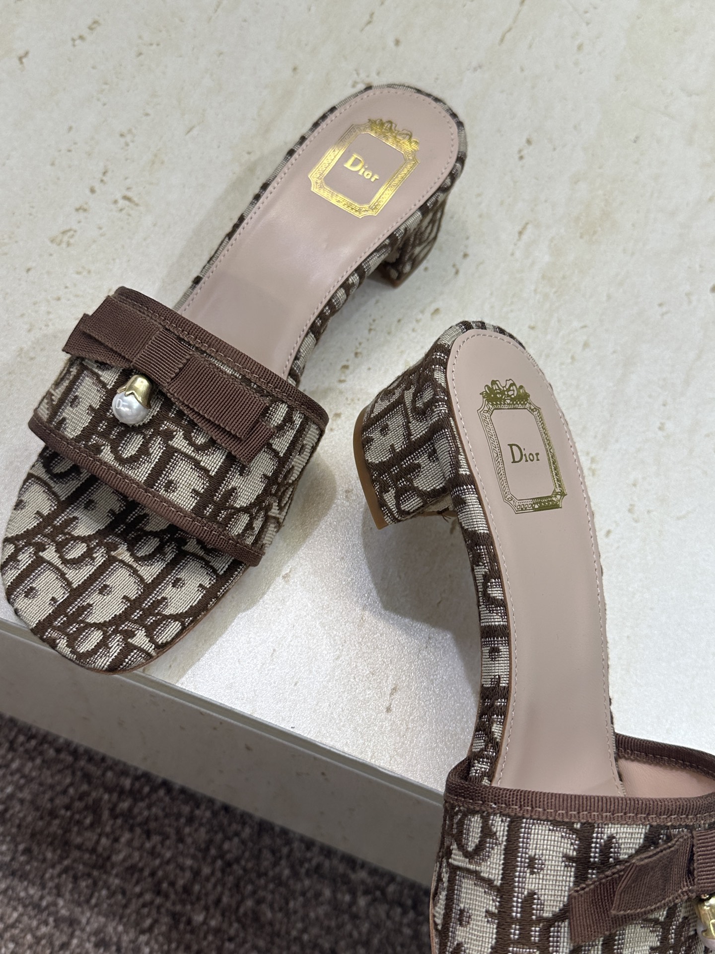 迪奥 Dior 2026春夏高定系列新款 Ballet 粗跟一字拖女鞋 CD字母logo五金珍珠扣中跟圆