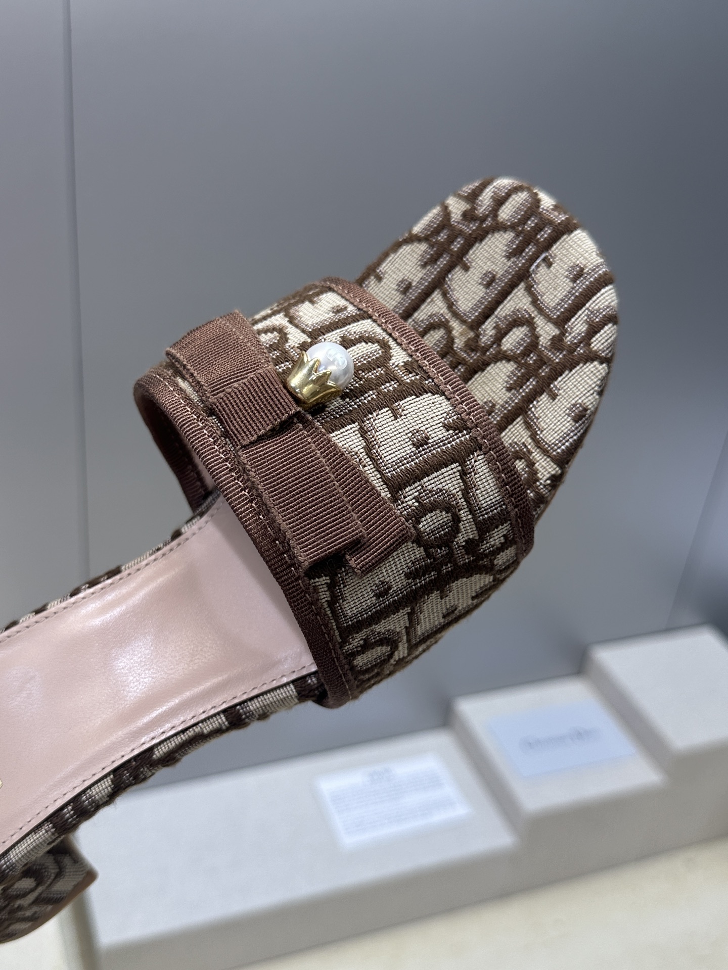 迪奥 Dior 2026春夏高定系列新款 Ballet 粗跟一字拖女鞋 CD字母logo五金珍珠扣中跟圆