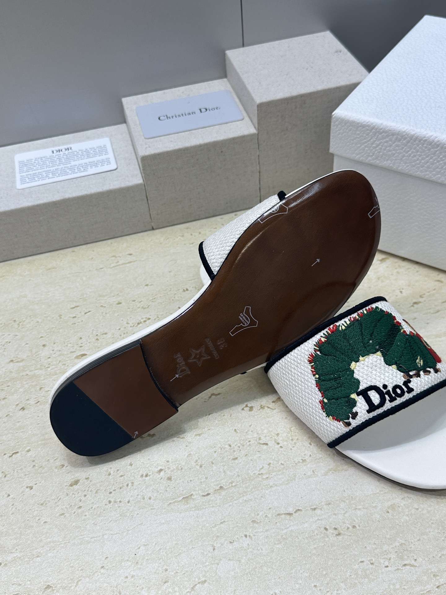 平底迪奥 Dior 2026春夏新款 DWAY 一字拖女鞋 CD字母logo立体刺绣平底凉鞋 圆头粗跟果