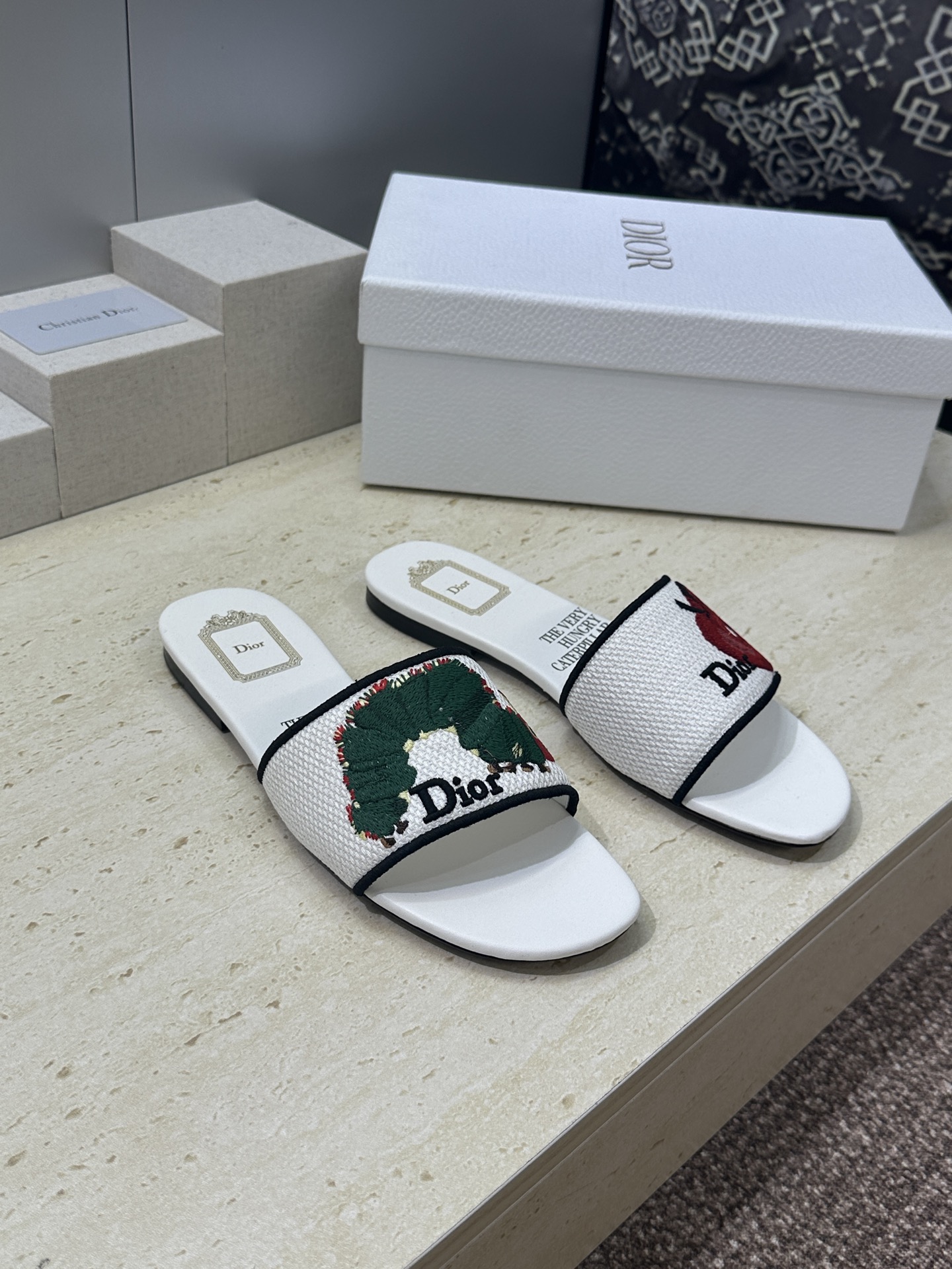 平底迪奥 Dior 2026春夏新款 DWAY 一字拖女鞋 CD字母logo立体刺绣平底凉鞋 圆头粗跟果